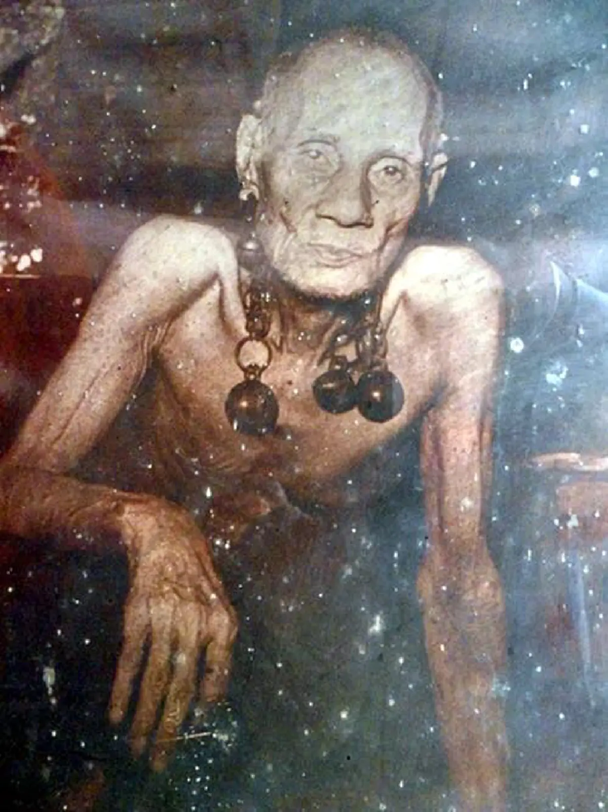 ทองหนึ่งทอง ทองสองทอง โอมมหาจินดา เงินทองไหลมานิมามา..คาถาเรียกเงินทอง "หลวงพ่อกบ วัดเขาสาริกา"ห้ามลักทรัพย์อย่างเด็ดขาด แล้วคาถาจึงขลัง