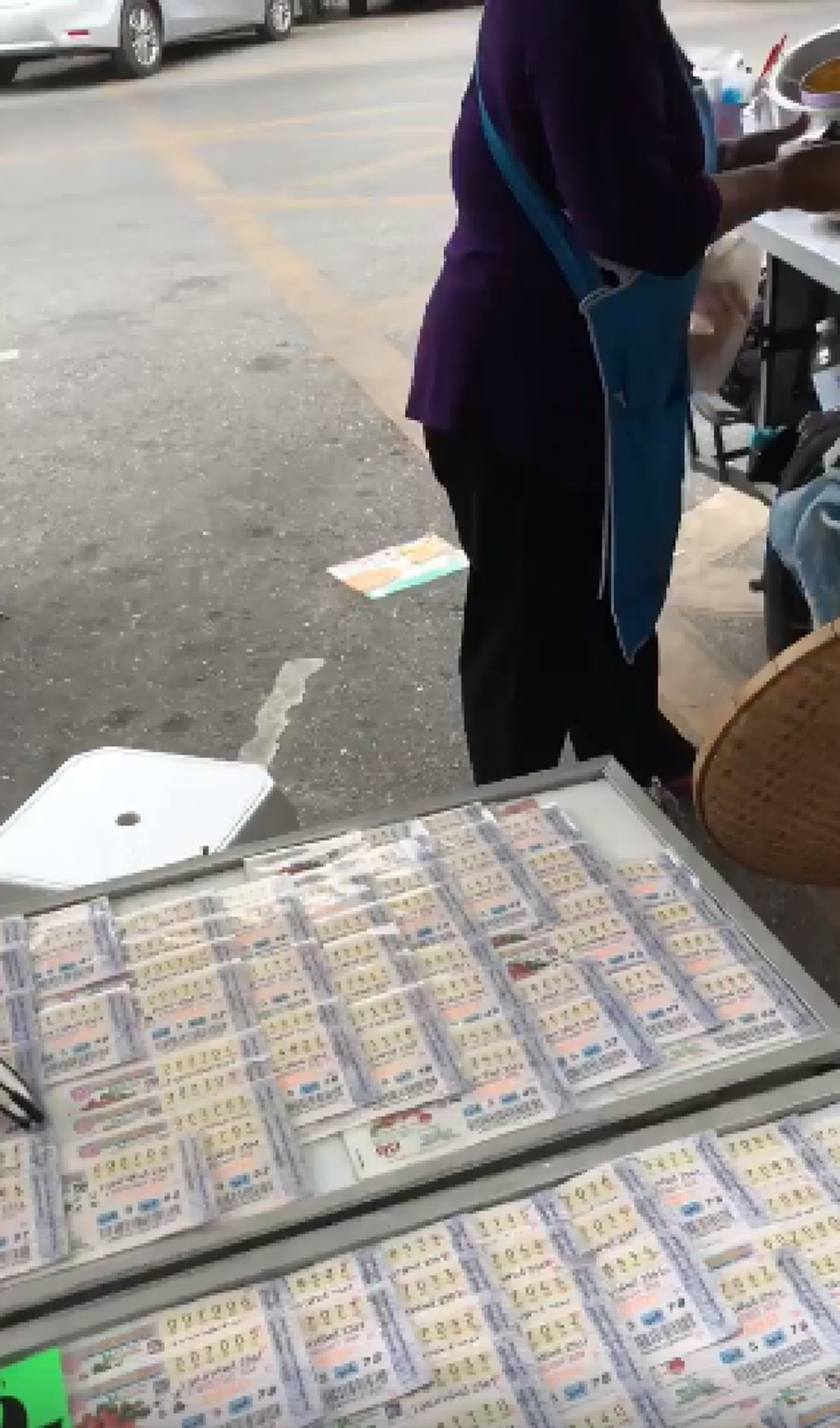 กลัวซะที่ไหน!!! แฉคลิปราคาลอตเตอรี่หน้าแผง "ป้าบ้าบิ่น" แม่ค้าทีมครูปรีชา  แถมเย้ยกฎหมายขายหน้าโรงพัก ชาวเน็ตถามตำรวจทำไรกันอยู่?? (มีคลิป)