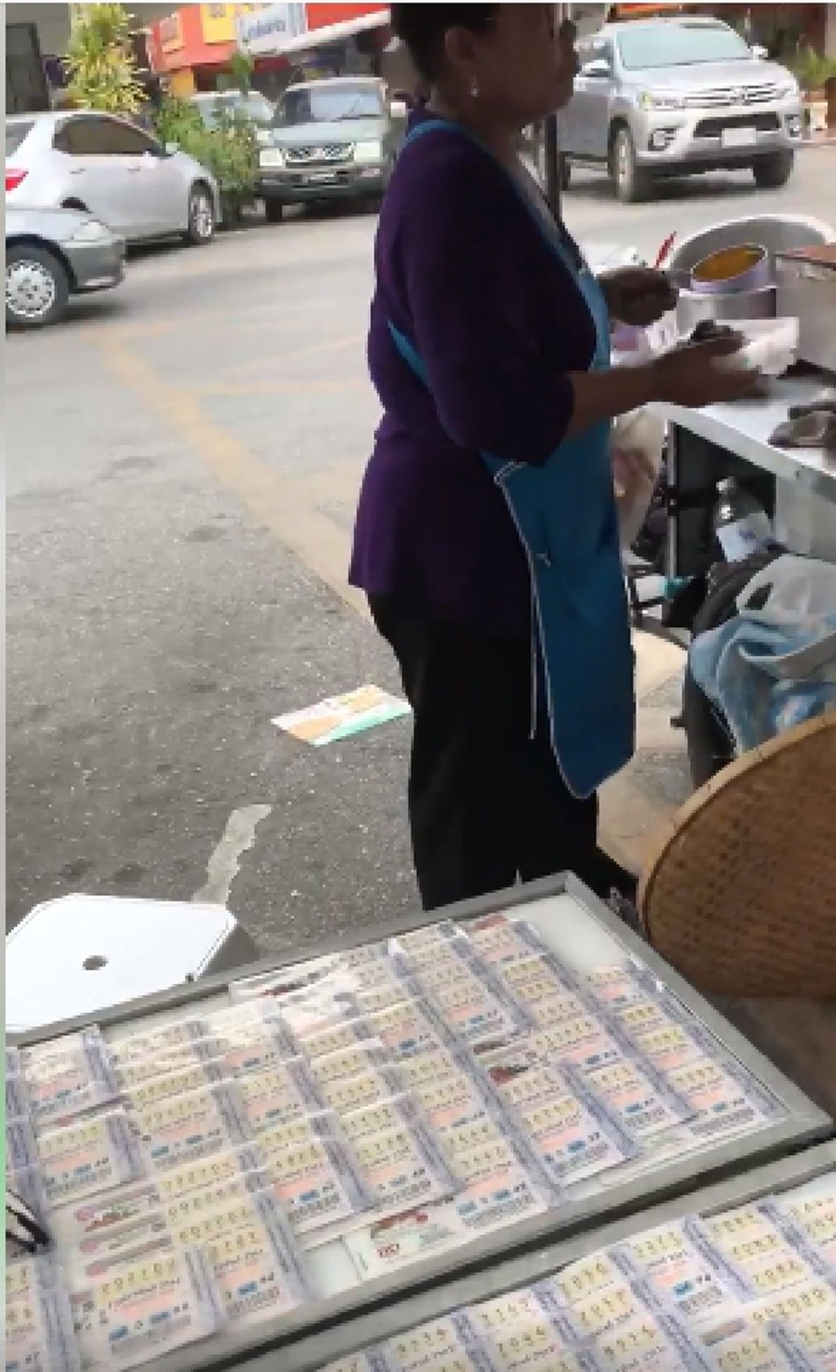 กลัวซะที่ไหน!!! แฉคลิปราคาลอตเตอรี่หน้าแผง "ป้าบ้าบิ่น" แม่ค้าทีมครูปรีชา  แถมเย้ยกฎหมายขายหน้าโรงพัก ชาวเน็ตถามตำรวจทำไรกันอยู่?? (มีคลิป)