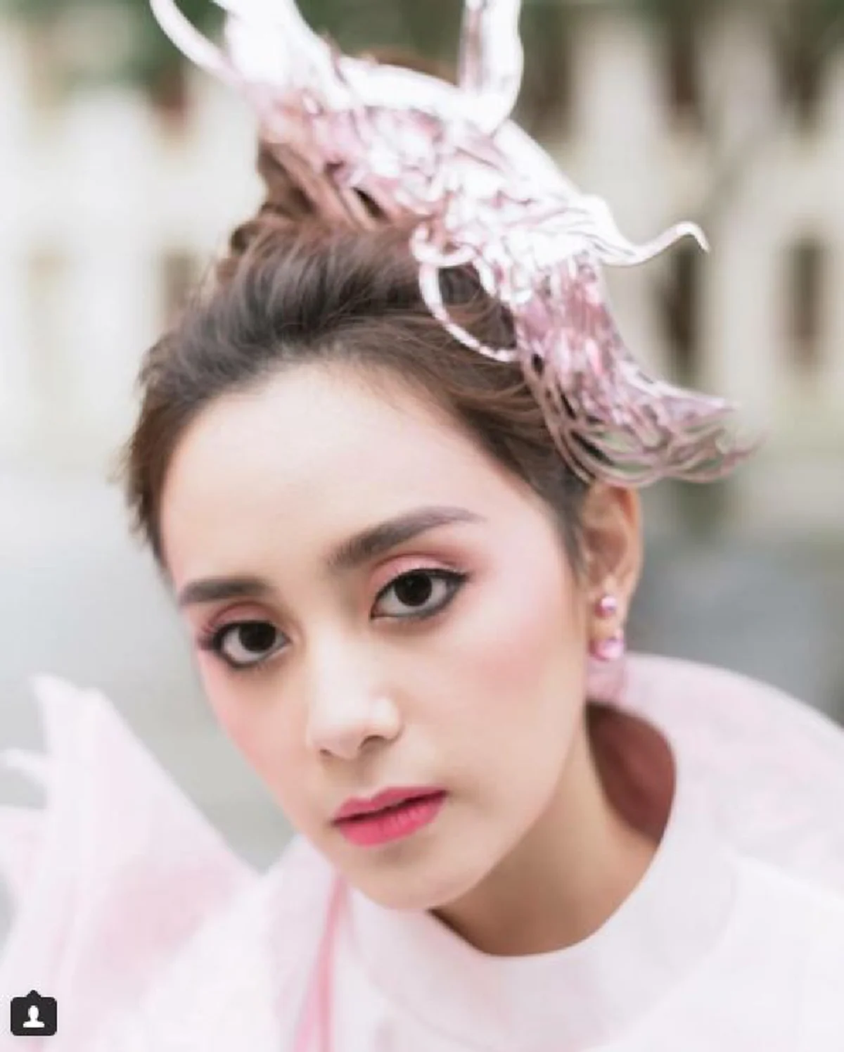 **เฉิดฉายจนทั้งงานต้องหยุดดู !!! "เด็กสาว" ผู้นำเชียร์จุฬาฯ แท้จริงแล้วเป็นลูกสาวของคู่รัก "นักแสดง" ระดับตำนาน ? (ภาพ)