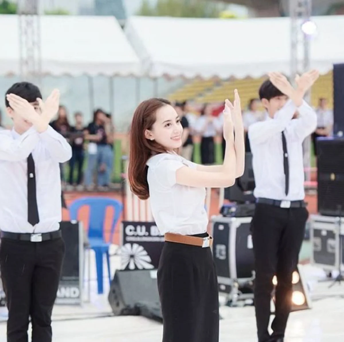 **เฉิดฉายจนทั้งงานต้องหยุดดู !!! "เด็กสาว" ผู้นำเชียร์จุฬาฯ แท้จริงแล้วเป็นลูกสาวของคู่รัก "นักแสดง" ระดับตำนาน ? (ภาพ)