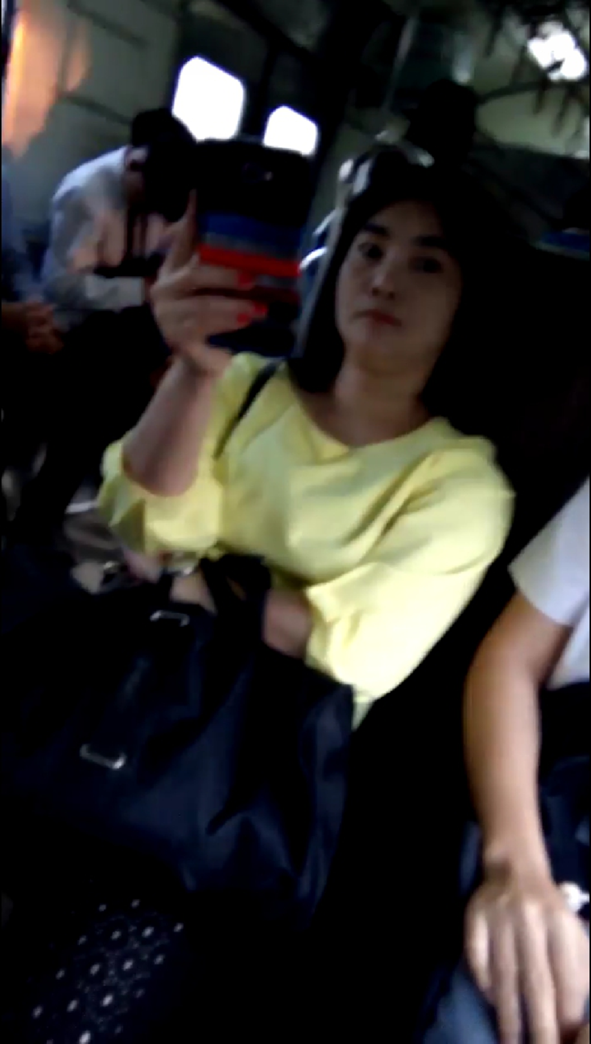 คนแห่ดูเป็นล้าน !! "นักเรียนหญิง" โพสต์คลิป "ป้าเสื้อเหลือง"บนรถไฟ เอาโทรศัพท์ขึ้นมาถ่ายคลิป! เธอถามว่าถ่ายทำไม? กลับโดนด่า! ลั่น...ผิดกฎหม