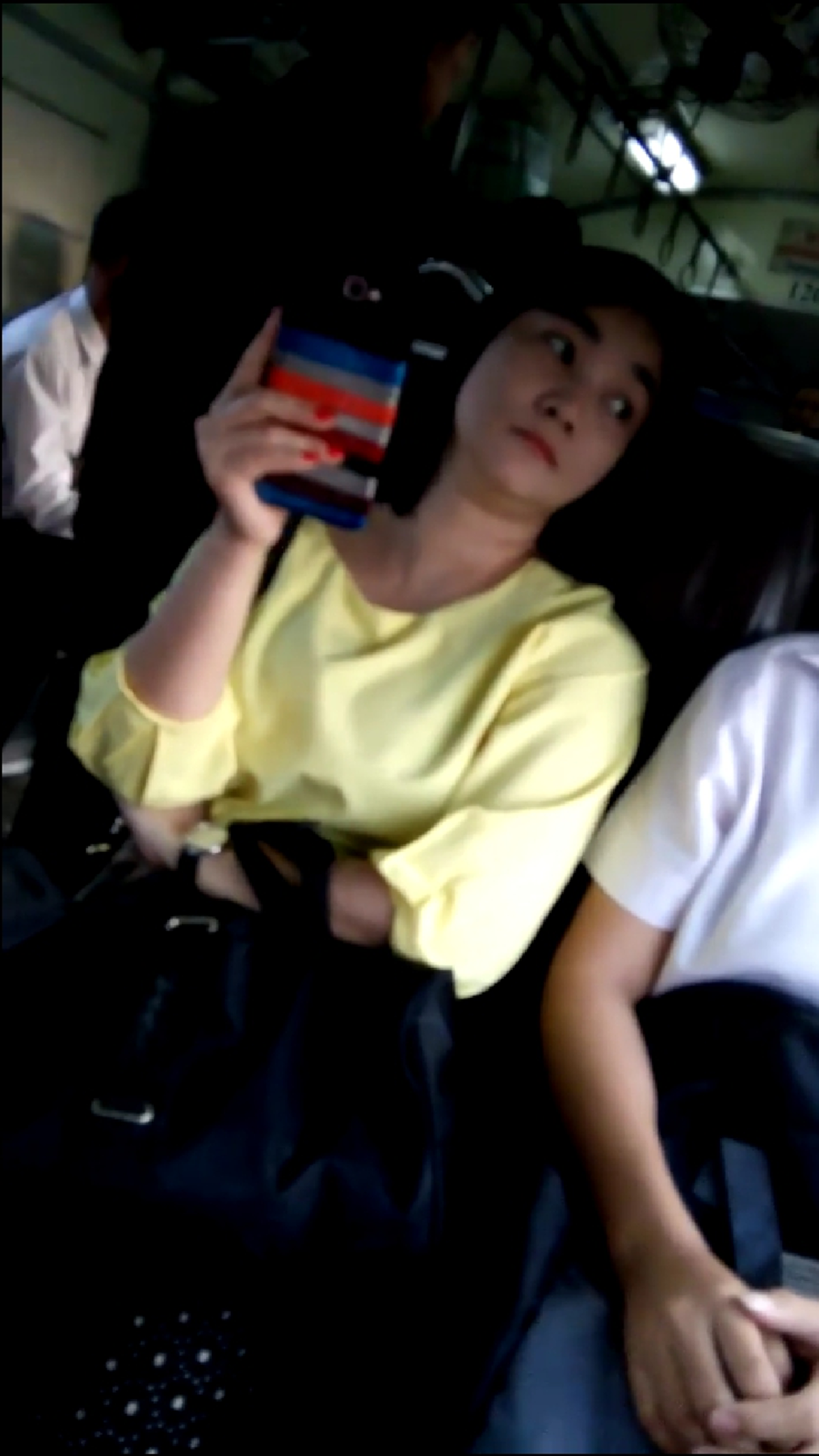 คนแห่ดูเป็นล้าน !! "นักเรียนหญิง" โพสต์คลิป "ป้าเสื้อเหลือง"บนรถไฟ เอาโทรศัพท์ขึ้นมาถ่ายคลิป! เธอถามว่าถ่ายทำไม? กลับโดนด่า! ลั่น...ผิดกฎหม