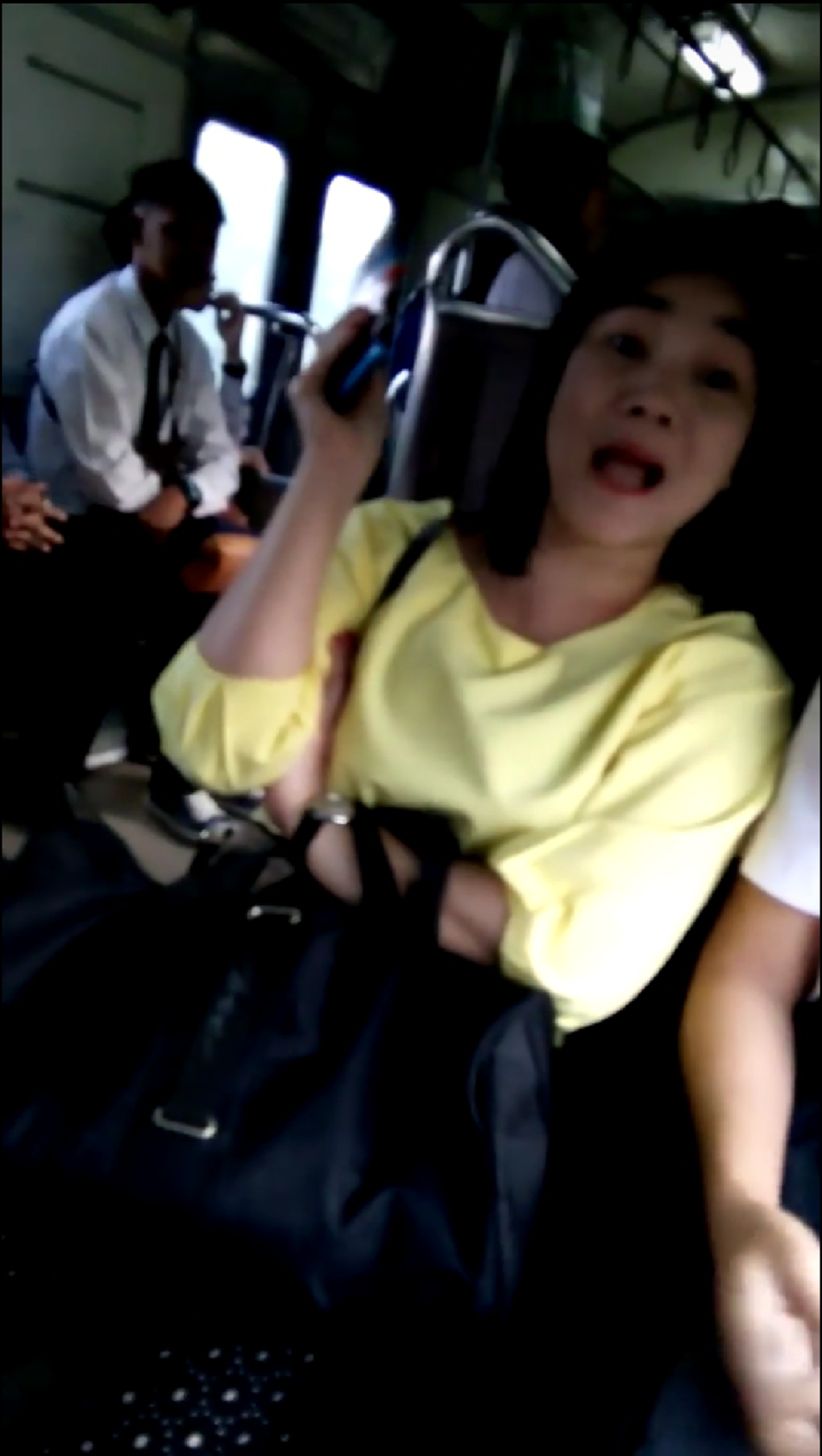 คนแห่ดูเป็นล้าน !! "นักเรียนหญิง" โพสต์คลิป "ป้าเสื้อเหลือง"บนรถไฟ เอาโทรศัพท์ขึ้นมาถ่ายคลิป! เธอถามว่าถ่ายทำไม? กลับโดนด่า! ลั่น...ผิดกฎหม