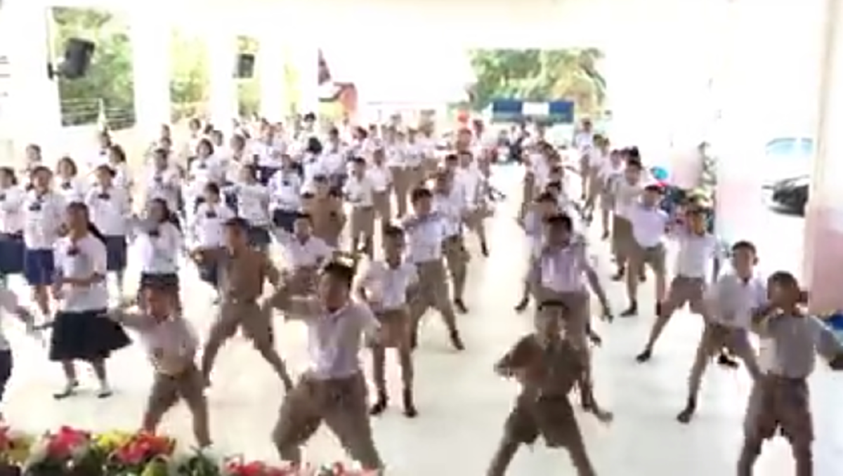 #เสียงอิสานเรียกตัวแน่ๆ!! เมื่อ "เด็กนักเรียน" ซ้อมเต้น "เต่างอยคอยรัก" มียอดแชร์เป็นหมื่น คนแห่ดูเป็นล้าน เป๊ะขนาดไหน..ต้องดู !! (มีคลิป)