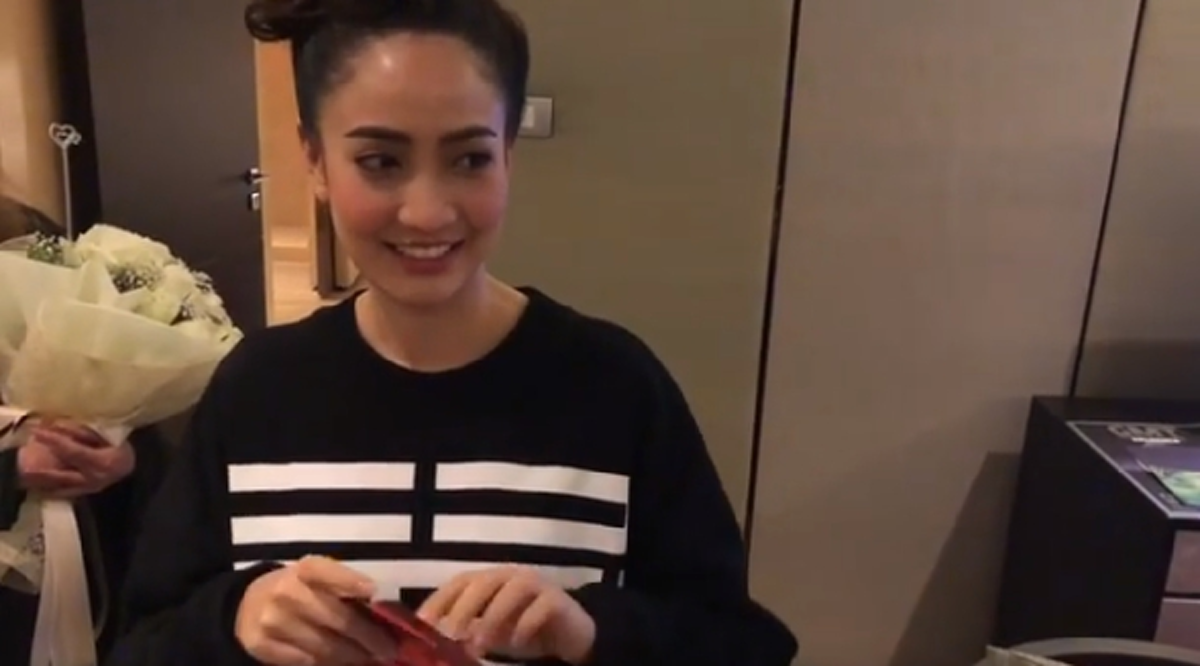 ใจป้ำสุดๆ!! มะตูม - ต้นหอม ให้เงินแสนเป็นของขวัญวันเกิด แต้ว เห็นแล้วตาลุกวาว (คลิป)