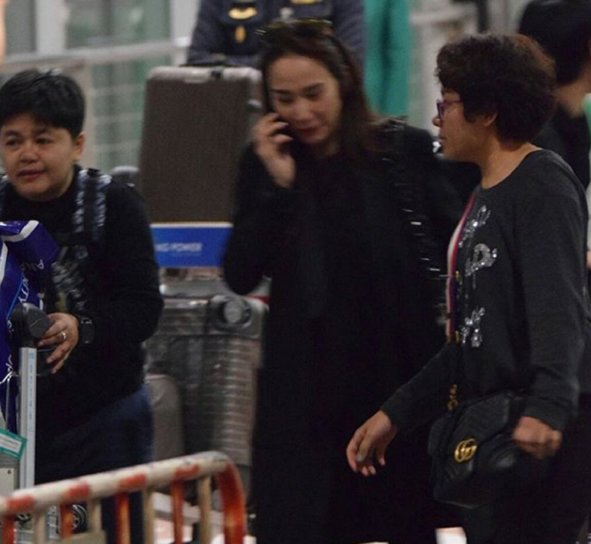 *กรี๊ดลั่นสนามบิน!!! เมื่อ "อั้ม พัชราภา" กลับจากทริปญี่ปุ่น ดันเจอแฟนคลับนับพันนั่งรอที่สนามบิน  ถึงกับยืนเหวอไปเลย!!! (ชมคลิป)