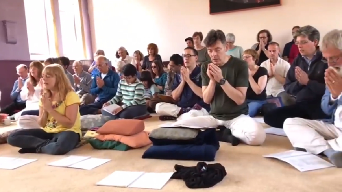 ด้วยแรงศรัทธา!! กลุ่มฝรั่งชาวอังกฤษร่วมสวด "โพชฌงคปริตร" บทสวดมนต์ปัดเป่าโรคร้าย ขจัดโรคภัยไข้เจ็บ ที่วัดไทยในประเทศอังกฤษ (มีคลิป)