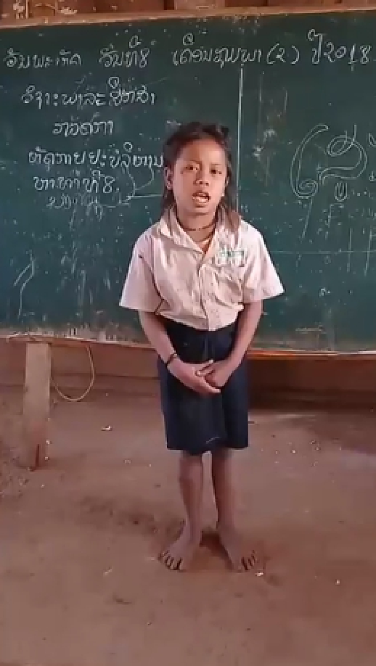 #ไมค์ทองคำเรียกตัวด่วน!! เมื่อ "หนูน้อย" ต้องโชว์ "ร้องเพลง" ให้เพื่อนฟังหน้าชั้น ถ้าน้ำเสียงจะขนาดนี้ คนดูเป็นล้าน แห่แชร์เป็นแสน !!