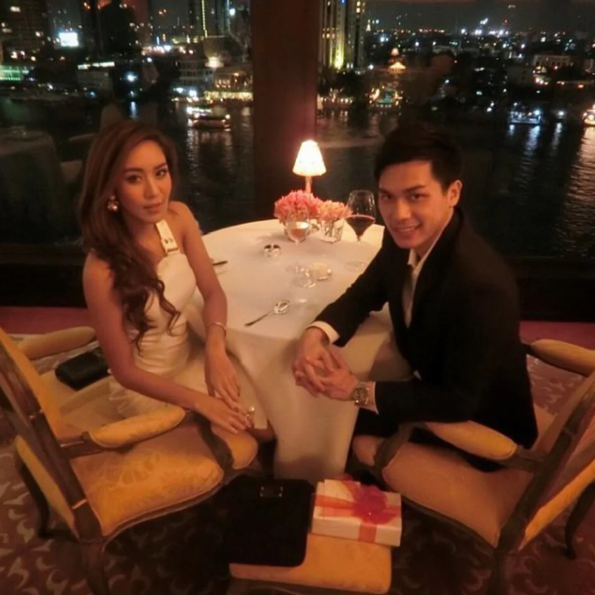 ครึ่งประเทศไม่เคยรู้ !!! เปิดวาร์ป "ไฮโซเคน" ว่าที่สามีนักร้องสาว "ขนมจีน" โปรไฟล์ดีจนต้องอิจฉา รวยหนักมาก แค่รถคันเดียวก็ปาไปสิบกว่าล้าน