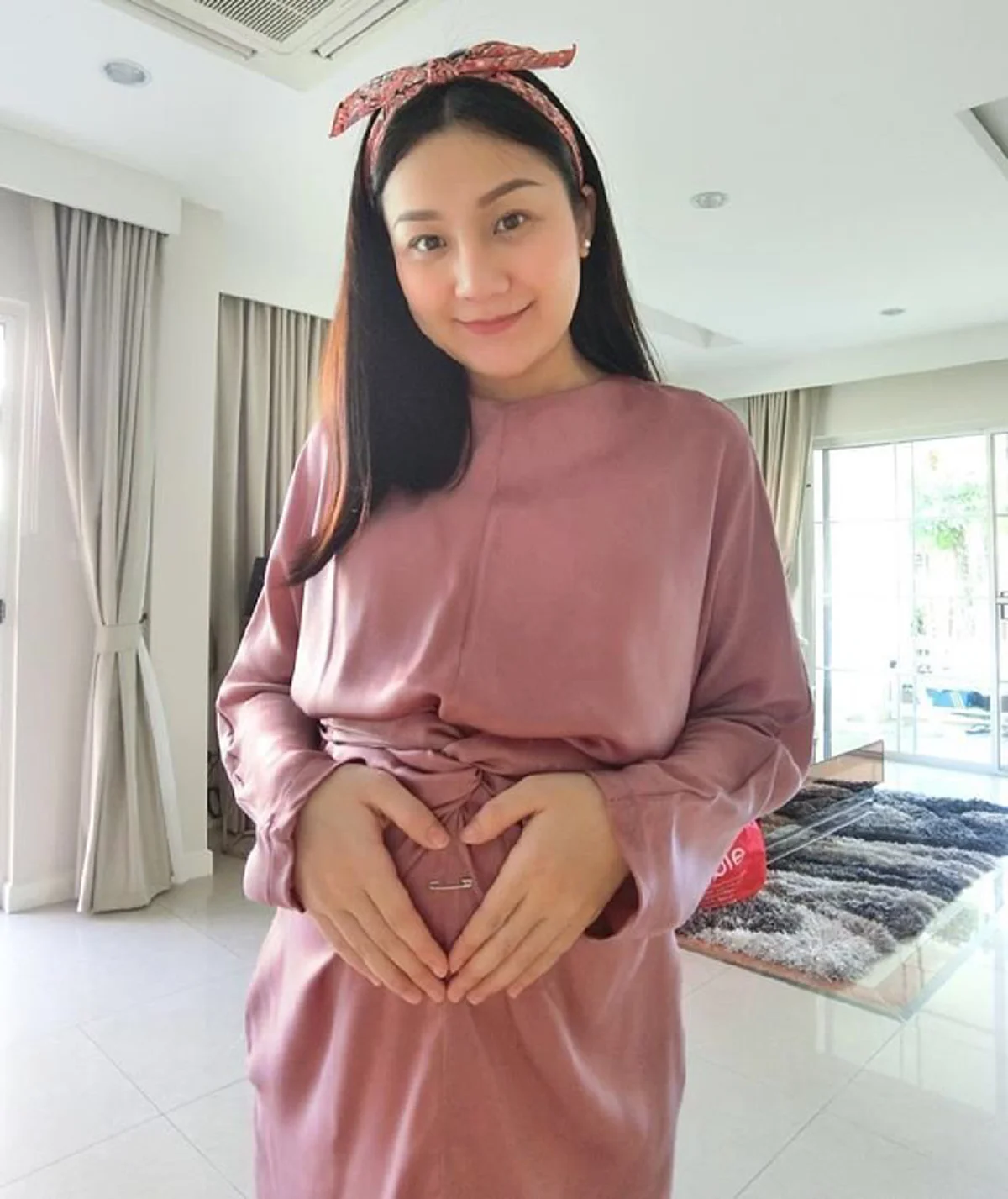 โซเชียลแทบระเบิด !! "เอ็ม บุษราคัม" เหลืออดเหลือทน โพสต์ด่า"เสือก" หลังคนวิจารณ์ดัดจริต เป็นคนลาวแต่ให้ลูกเรียกหม่าม้า ??