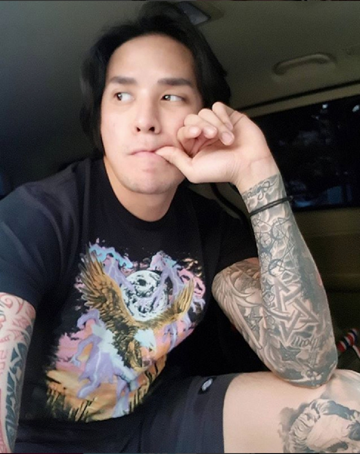 สาวๆเห็นแล้วร้องซี๊ด !! "แทค ภรัณยู" โพสต์ภาพ สุดสยิวต้อนรับวาเลนไทน์เดย์! เอาช่อดอกไม้ปิดเป้าไว้! "ชาวเน็ต" ลั่น! เอาช่อดอกไม้ออกไป !! (ชมภ