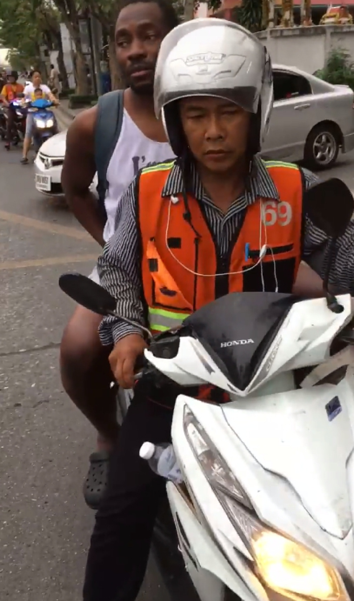 แทบร้องไห้!! หนุ่มสุดงงโดนวินมอไซค์พุ่งชน แต่ต้องกลายเป็นคนผิด พ้อ "โดนชนเอง แต่ทำไมเรารู้สึกผิด" (คลิป)