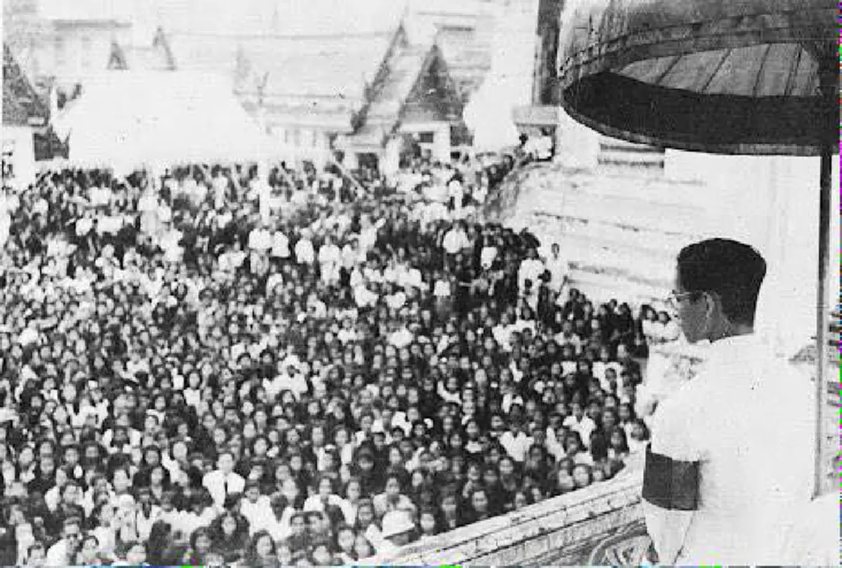 คิดถึงพระองค์สุดหัวใจ! "ในหลวง อย่าละทิ้งประชาชน" ประโยคสั้นๆของชายคนหนึ่ง ที่ทำให้ " ในหลวงรัชกาลที่.๙ " ตัดสินพระทัยขึ้นครองราชย์
