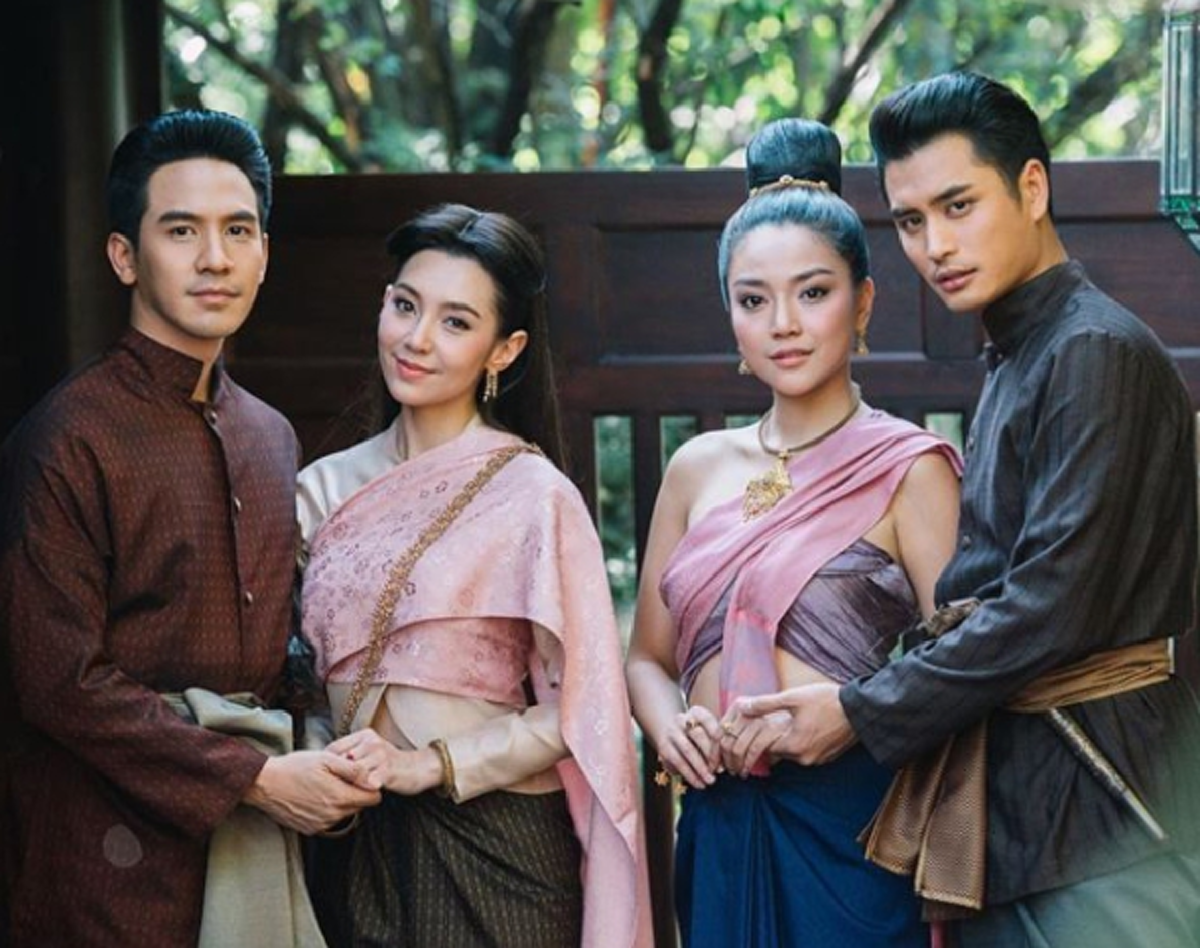 ถึงขนาดอยากเข้าไปสะกิด!!! “ปั้นจั่น” โพสต์สุดฮา หลังเห็นสาวนั่งดูเรื่อง "บุพเพสันนิวาส" ก่อนขึ้นเครื่องไฟท์เดียวกัน!!!