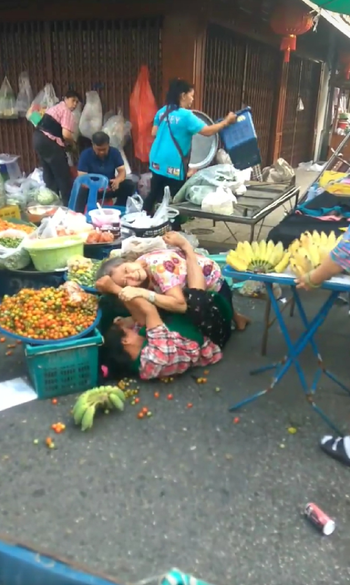 ตลาดแตก!! สองป้าแม่ค้าตบกันสนั่นแย่งพื้นที่ขายของ สุดท้ายไม่มีคนห้าม "ฉากจบเลยไม่สวย" (คลิป)