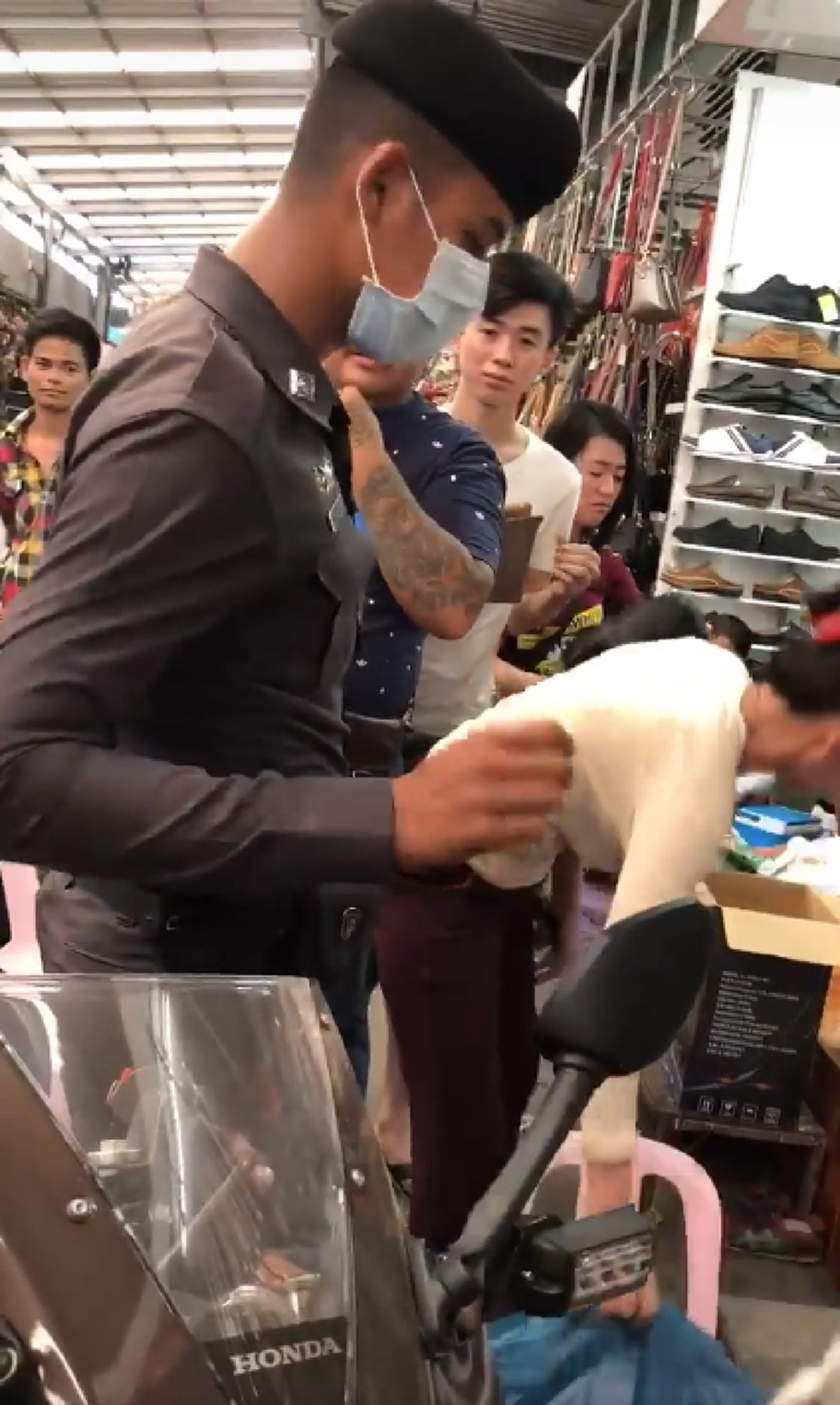 ยศน้อยแต่ใจใหญ่สุดๆ!! อุทาหรณ์ชาวบ้านซื้อวิทยุไม่ได้ลอง หอบกลับเปิดกล่องดูใช้ไม่ได้ แต่แม่ค้ายืนกรานไม่คืนเงิน ตร.รุดเคลียร์ตอนจบโคตรพีค!??
