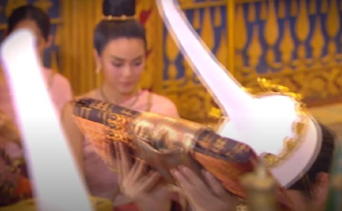 หลายคนไม่เคยรู้ !! เปิดประวัติ "แม่หญิงจันทร์วาด" ทำไมได้เข้าร่วมการอวยยศ แท้จริงแล้วสถานะเธอนั้น สูงศักดิ์ยิ่งนัก บอกเลยไม่ธรรมดา !! (คลิป)