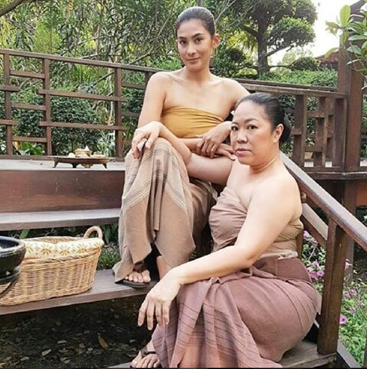 จักรวาลยังต้องยอม !! เปิดประวัติชีวิตจริง "อีแย้ม" บ่าวรับใช้ "แม่หญิงการะเกด" บอกเลยดีกรีไม่ธรรมดา จนได้รับฉายาว่านางงาม 100 เวที !!