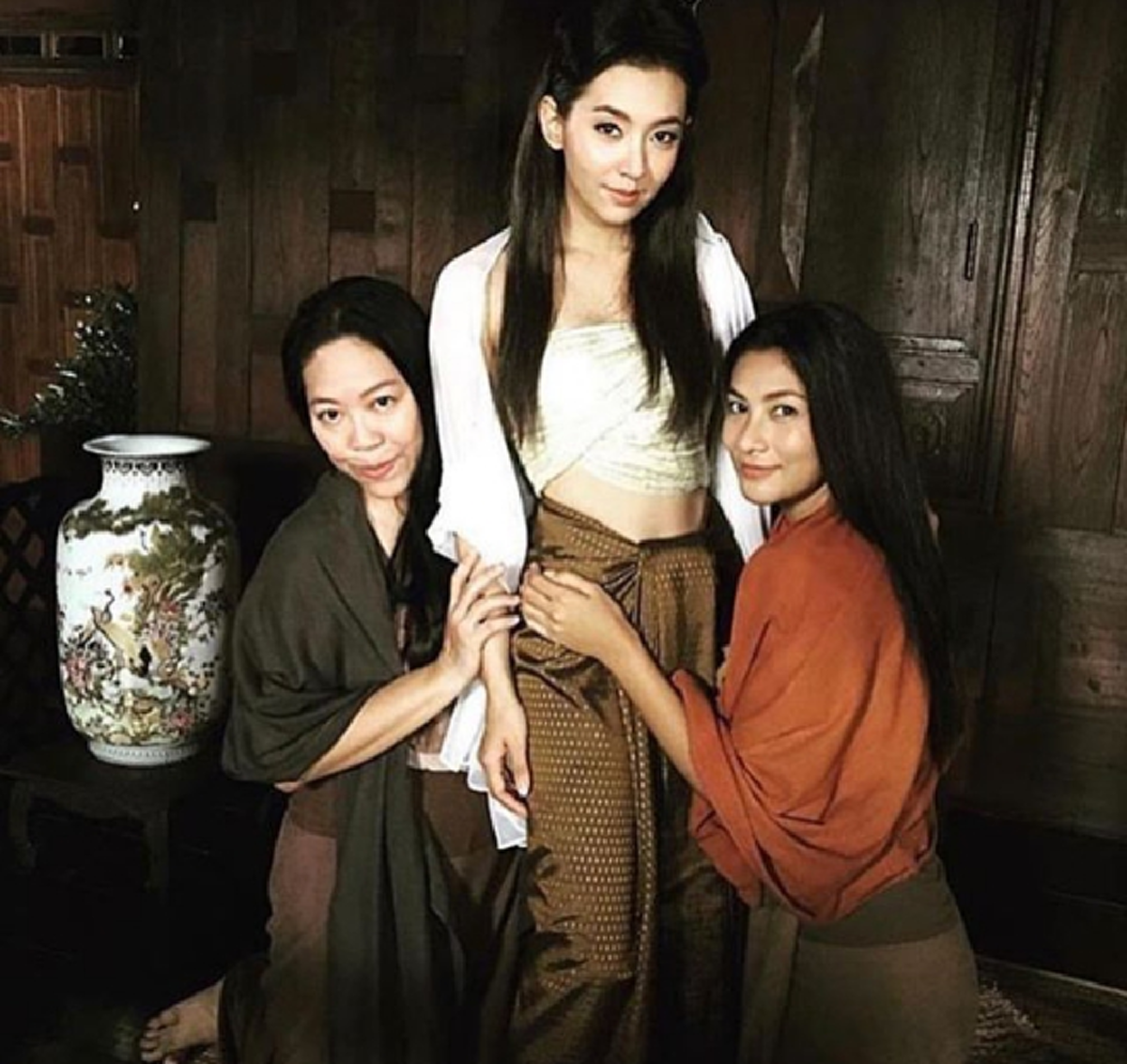 จักรวาลยังต้องยอม !! เปิดประวัติชีวิตจริง "อีแย้ม" บ่าวรับใช้ "แม่หญิงการะเกด" บอกเลยดีกรีไม่ธรรมดา จนได้รับฉายาว่านางงาม 100 เวที !!