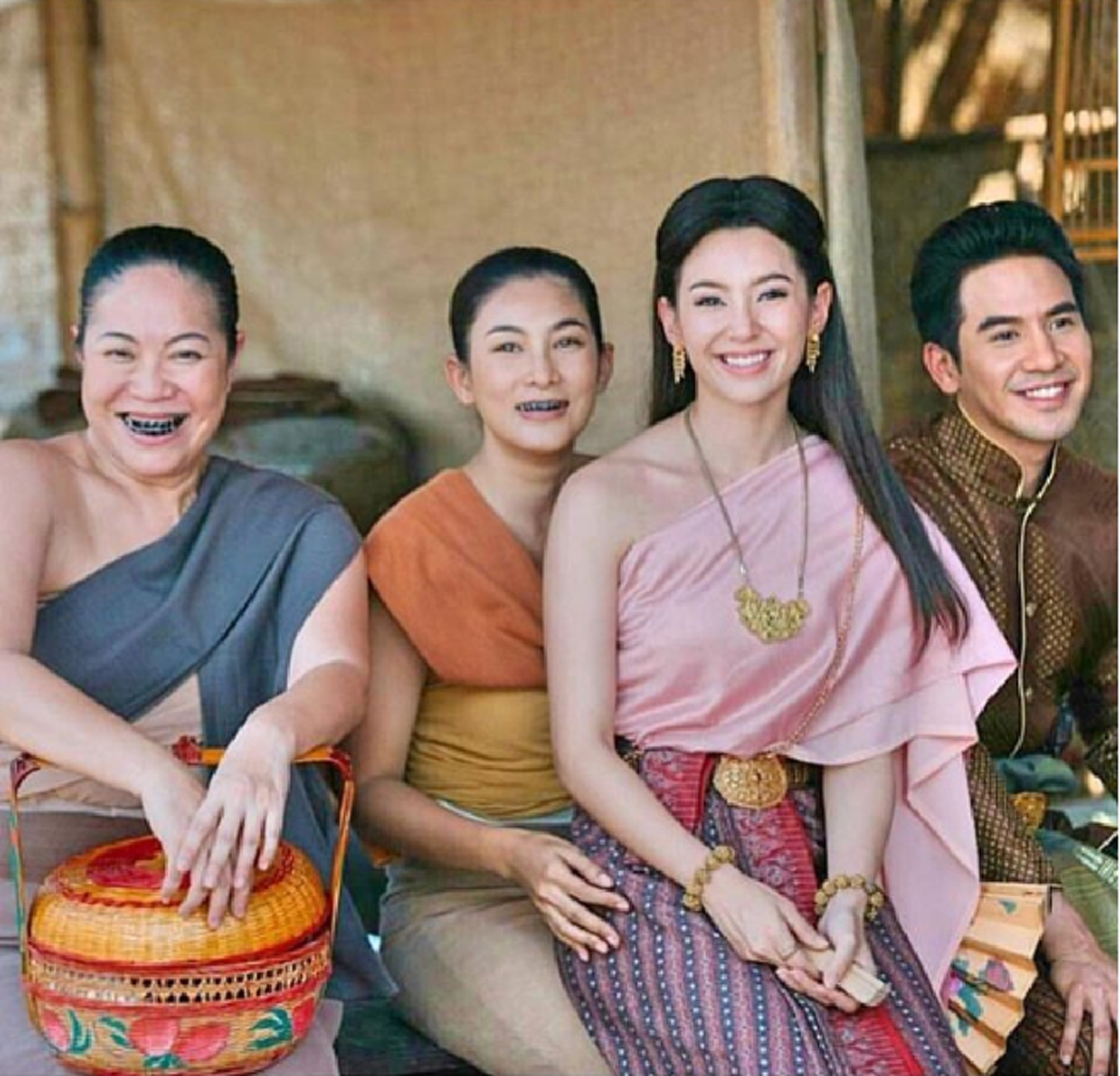 จักรวาลยังต้องยอม !! เปิดประวัติชีวิตจริง "อีแย้ม" บ่าวรับใช้ "แม่หญิงการะเกด" บอกเลยดีกรีไม่ธรรมดา จนได้รับฉายาว่านางงาม 100 เวที !!