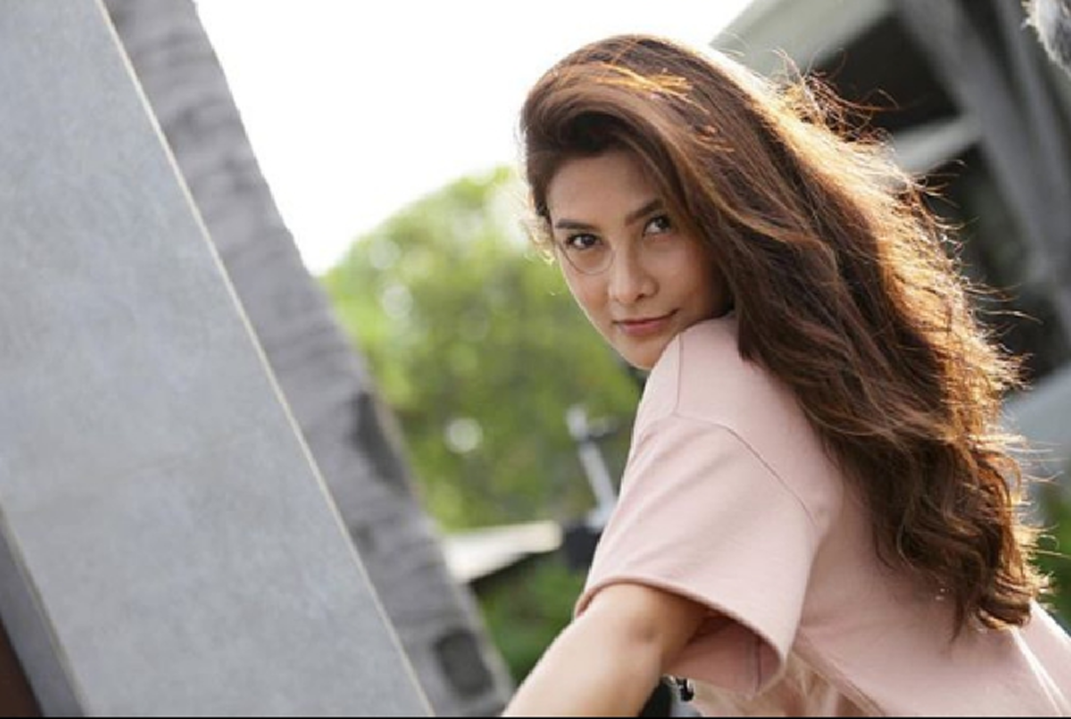 จักรวาลยังต้องยอม !! เปิดประวัติชีวิตจริง "อีแย้ม" บ่าวรับใช้ "แม่หญิงการะเกด" บอกเลยดีกรีไม่ธรรมดา จนได้รับฉายาว่านางงาม 100 เวที !!