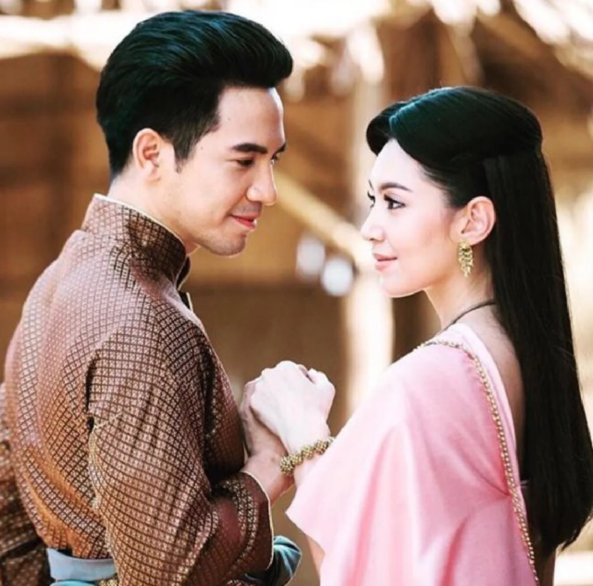 เฮลั่นทั้งประเทศ!! ผู้จัดละครชื่อดัง "หน่อง อรุโณชา" เอ่ยถึงละคร "บุพเพสันนิวาส" มีภาค 2 แน่นอน! เขียนพล็อตเรื่องเสร็จเรียบร้อย !! (ชมคลิป)