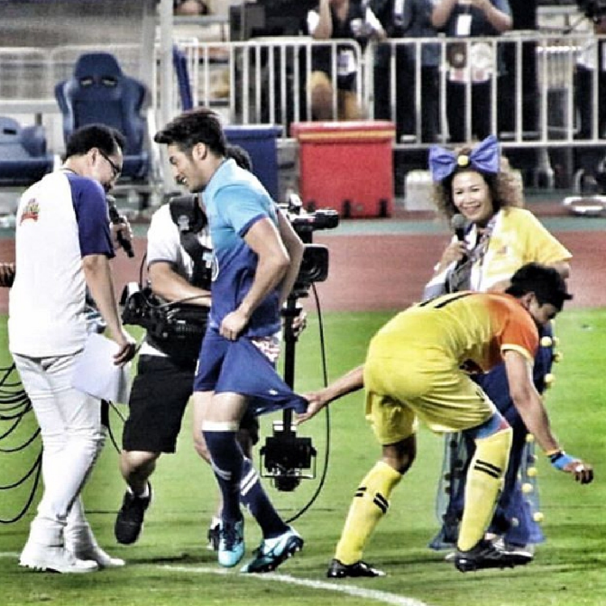 *กรี๊ดสนั่นลั่นสนาม!!! เปิดช็อตเด็ด วินาที "ป๋อ ณัฐวุฒิ" ถอดกางเกง "พระเอกหนุ่ม" กลางสนามแข่ง ทำเอาแฟนคลับถึงกับตะลึงตาค้าง!!! (มีคลิป)