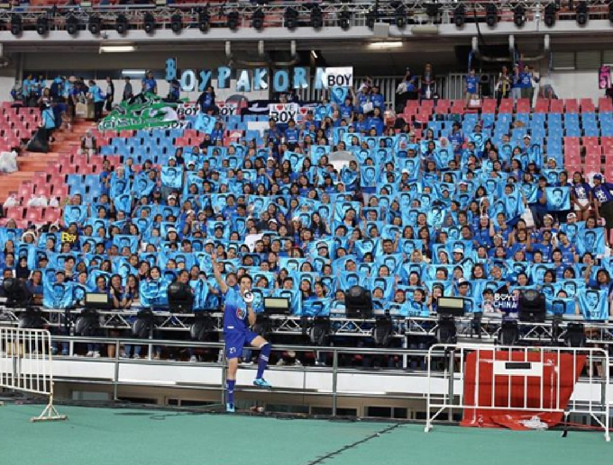 *กรี๊ดสนั่นลั่นสนาม!!! เปิดช็อตเด็ด วินาที "ป๋อ ณัฐวุฒิ" ถอดกางเกง "พระเอกหนุ่ม" กลางสนามแข่ง ทำเอาแฟนคลับถึงกับตะลึงตาค้าง!!! (มีคลิป)