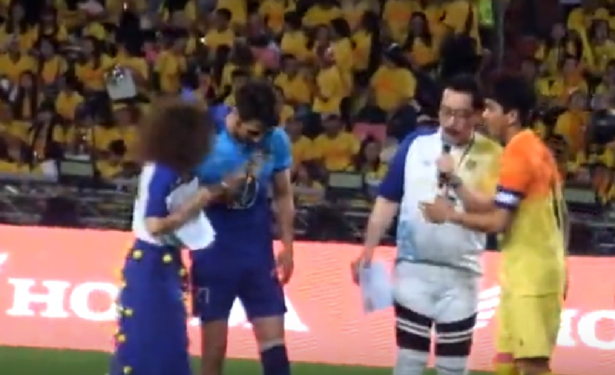 *กรี๊ดสนั่นลั่นสนาม!!! เปิดช็อตเด็ด วินาที "ป๋อ ณัฐวุฒิ" ถอดกางเกง "พระเอกหนุ่ม" กลางสนามแข่ง ทำเอาแฟนคลับถึงกับตะลึงตาค้าง!!! (มีคลิป)