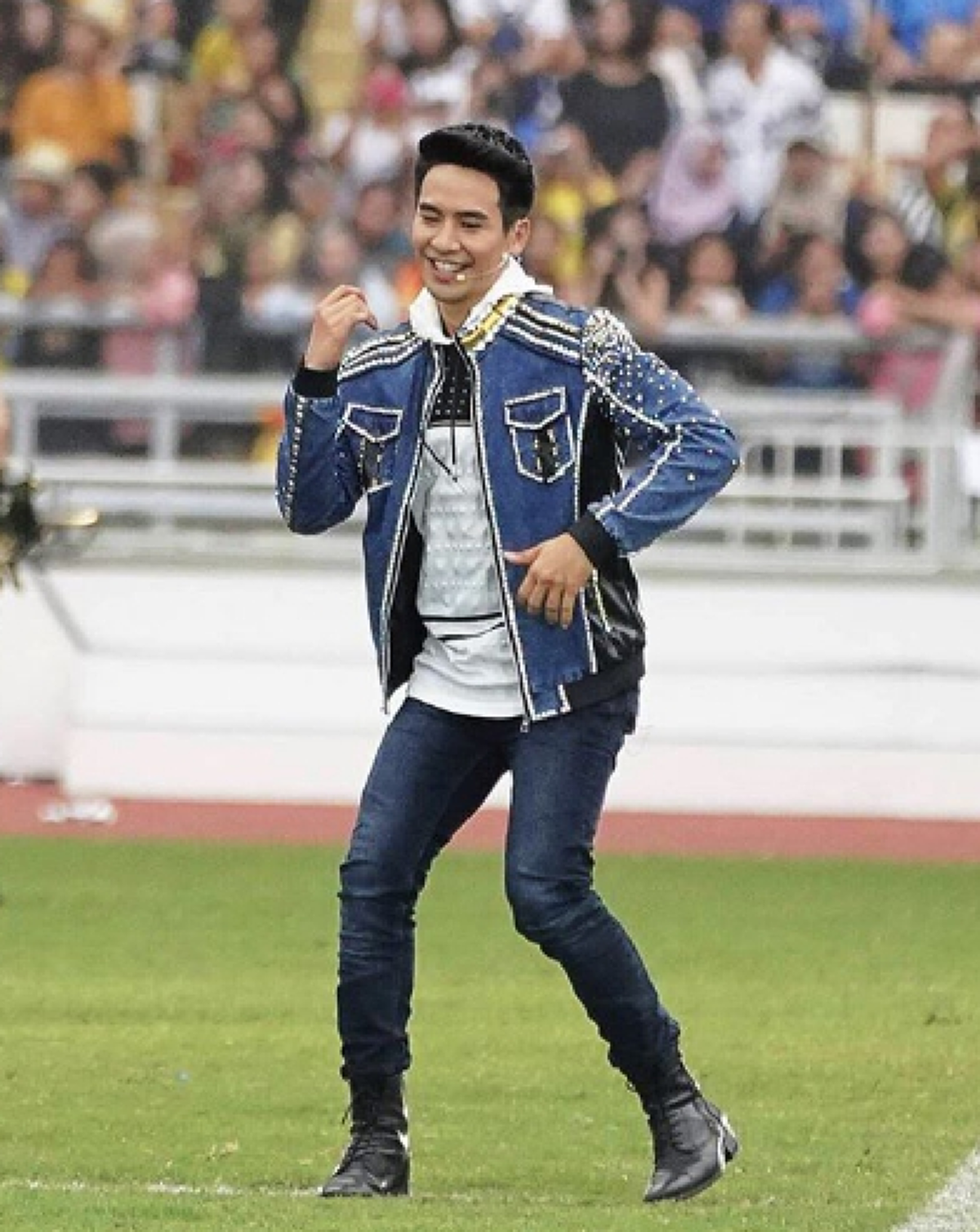 *คุณพระช่วยกล้วยทอด!!! เปิดภาพ "พี่หมื่น" สมัยเป็นพนง.ออฟฟิต ก่อนเข้าสู่วงการ บอกเลยกว่าจะมีวันนี้ชีวิตไม่ง่าย จนแทบไม่น่าเชื่อ!!! (มีคลิป)