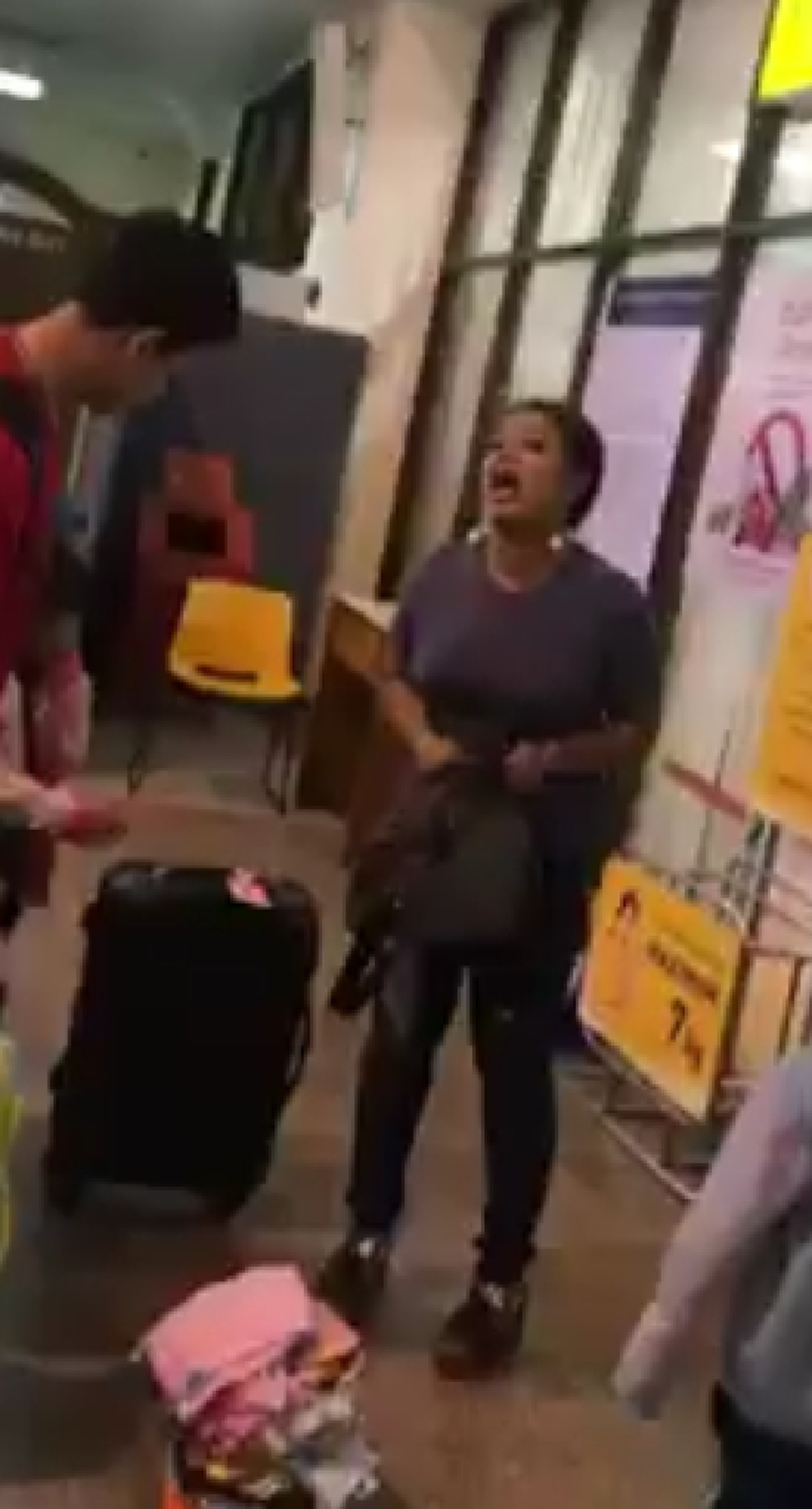 ดราม่ากระฉ่อน..!! สาวเลือดเดือด ด่าไม่ไว้หน้า กลางสนามบิน เหตุไม่พอใจ น้ำหนักกระเป๋าเกิน 3 กก.ไม่ให้ขึ้นเครื่อง..โซเชียลจวกคนไร้สำนึก??