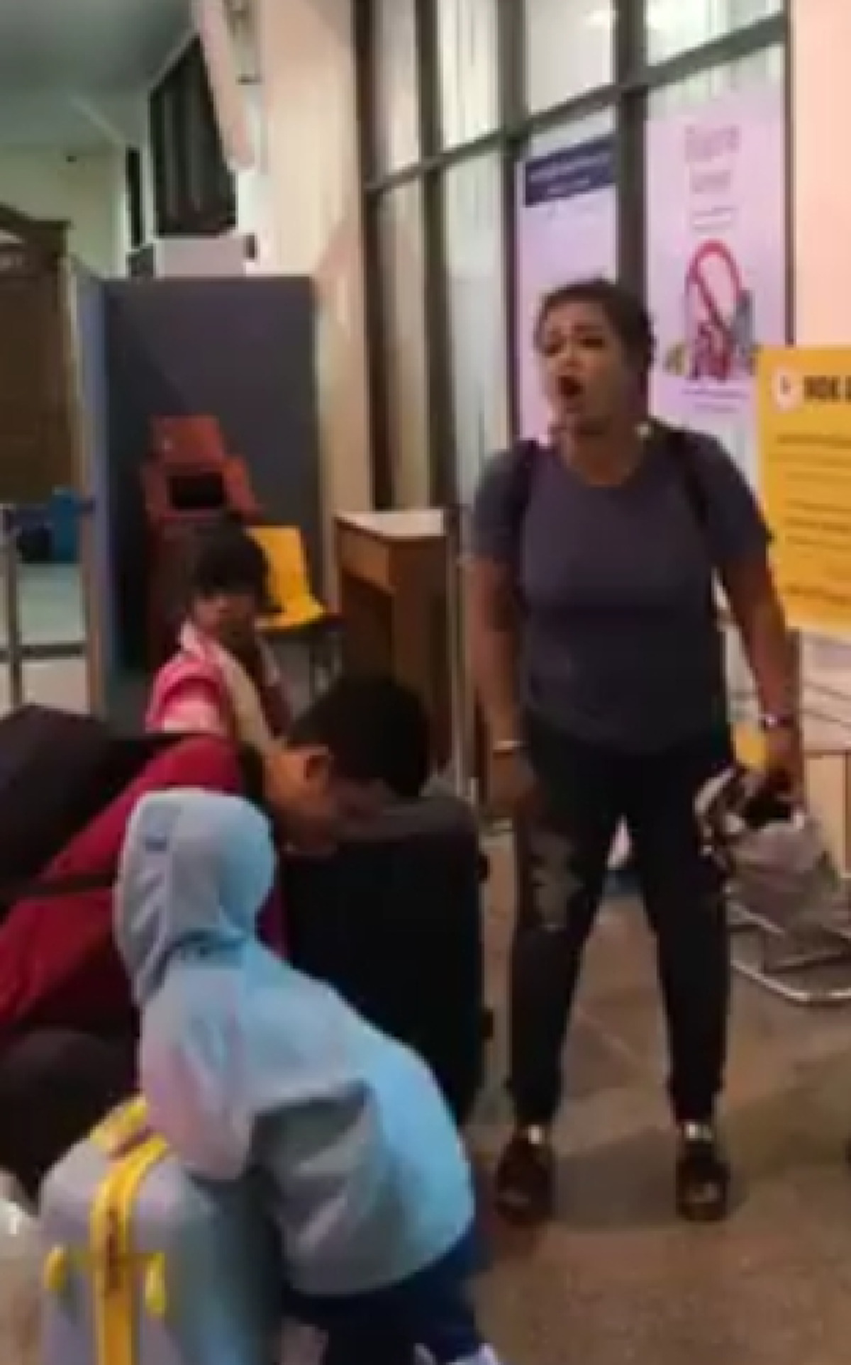 ดราม่ากระฉ่อน..!! สาวเลือดเดือด ด่าไม่ไว้หน้า กลางสนามบิน เหตุไม่พอใจ น้ำหนักกระเป๋าเกิน 3 กก.ไม่ให้ขึ้นเครื่อง..โซเชียลจวกคนไร้สำนึก??