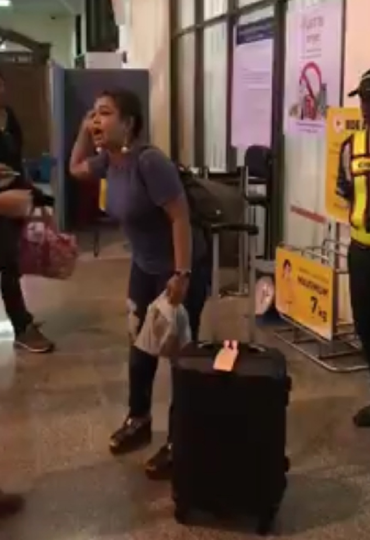 ดราม่ากระฉ่อน..!! สาวเลือดเดือด ด่าไม่ไว้หน้า กลางสนามบิน เหตุไม่พอใจ น้ำหนักกระเป๋าเกิน 3 กก.ไม่ให้ขึ้นเครื่อง..โซเชียลจวกคนไร้สำนึก??