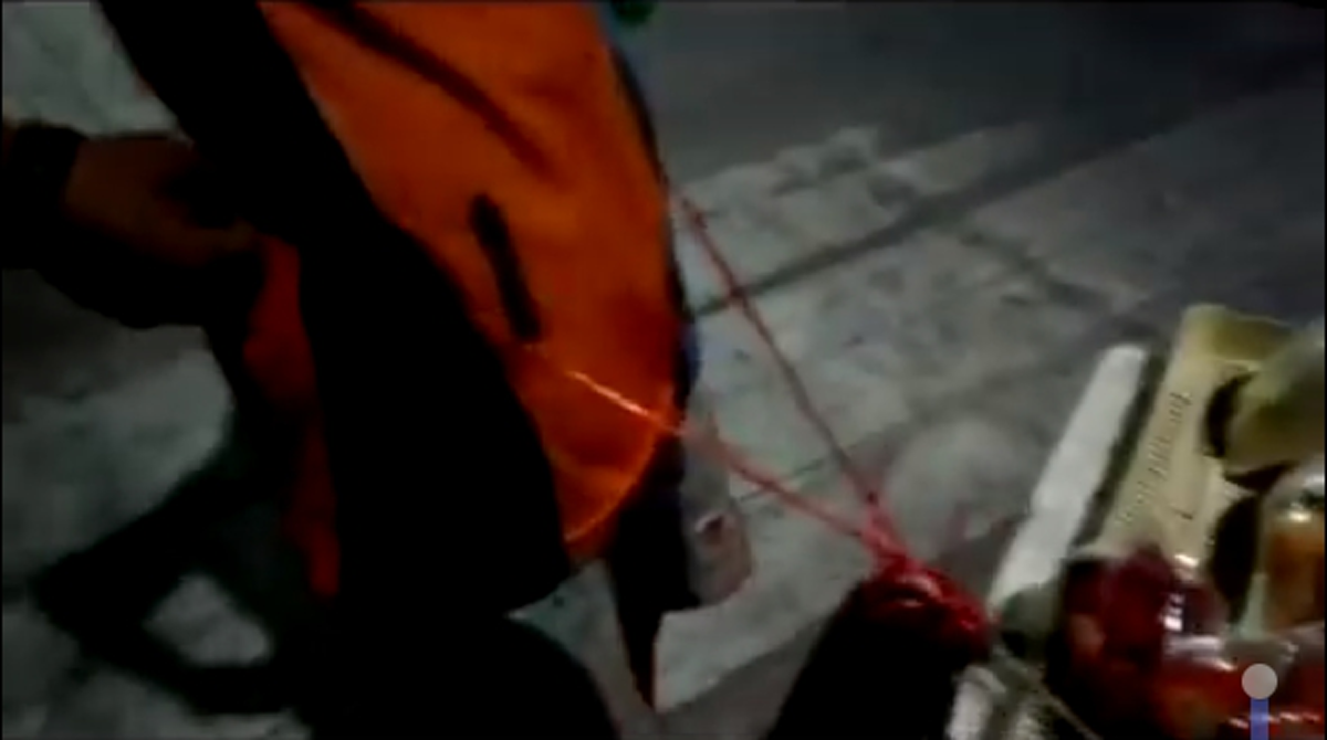 "เอาจุดอ่อนของตนมาสร้างให้เป็นจุดแข็ง" บุตรชายใช้เชือกฟางมัดเอวลากจูงวิลแชร์แม่ผู้พิการ เพือขายผลไม้ประทังชีวิตด้วยหัวใจที่เข้มแข็ง(มีคลิป)