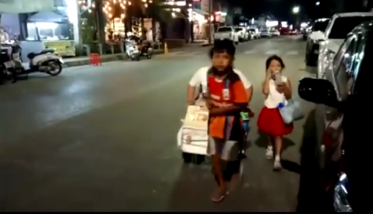 "เอาจุดอ่อนของตนมาสร้างให้เป็นจุดแข็ง" บุตรชายใช้เชือกฟางมัดเอวลากจูงวิลแชร์แม่ผู้พิการ เพือขายผลไม้ประทังชีวิตด้วยหัวใจที่เข้มแข็ง(มีคลิป)