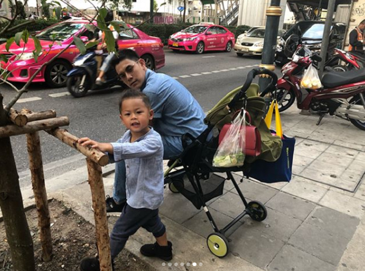 จะไม่ขอทน!!! "ฮารุ สุขประกอบ" หอบลูก 3 คน นั่งรอแท๊กซี่ริมถนน ปรี๊ดหนักเรียก 8 คันไม่ไปซักคัน ลั่นแล้วจะไม่ให้ใช้อูเบอร์ได้ยังไง?