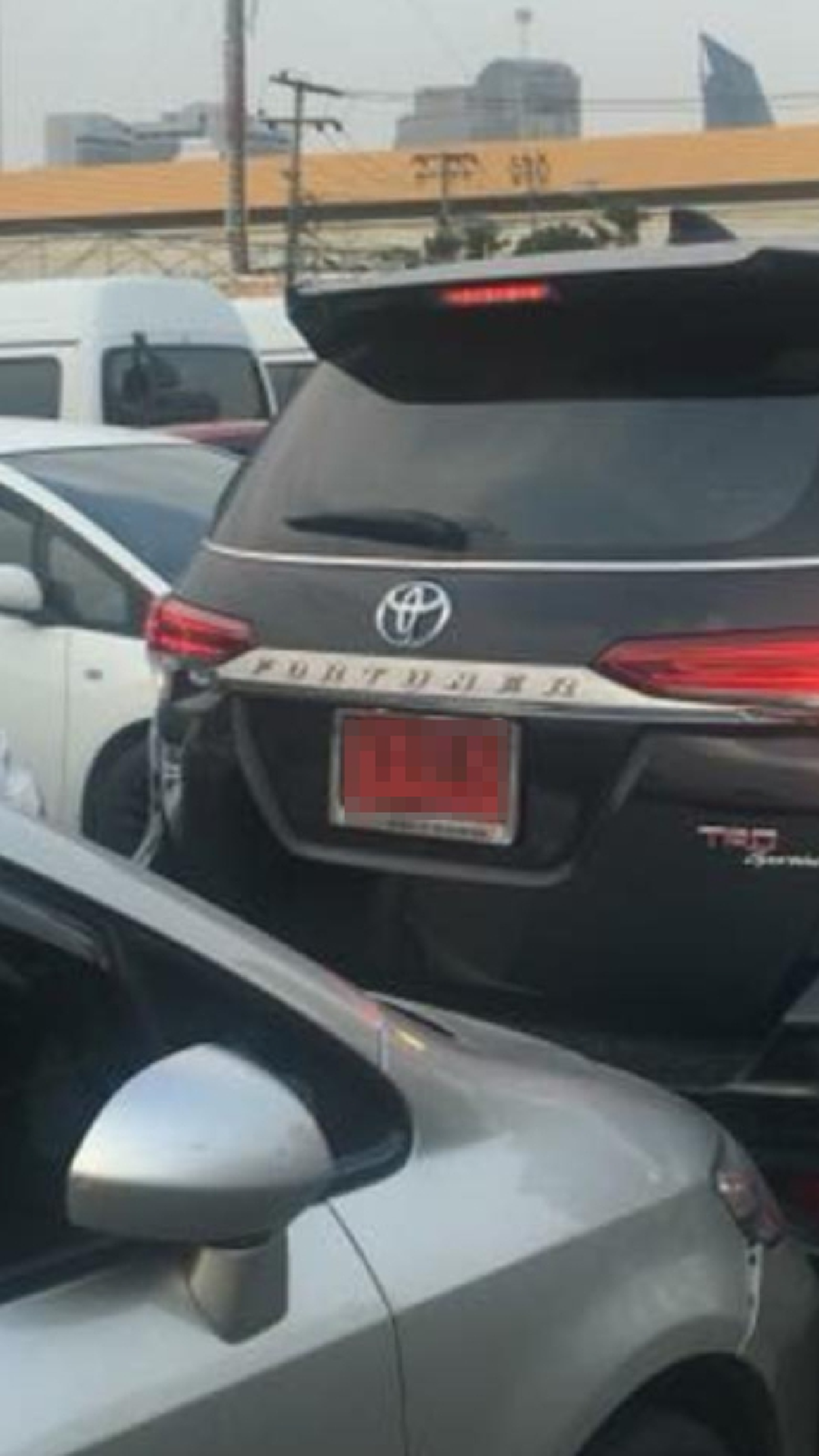 "ขับรถคันเป็นล้าน สันดารครึ่งสลึง" ฟอร์จูนเนอร์ถอยหลังดันรถข้างหลังเพื่อเข้าจอดที่ใหญ่กว่า ลั่น ผมตั้งใจดัน ช่างกล้าพูด!! (คลิป)