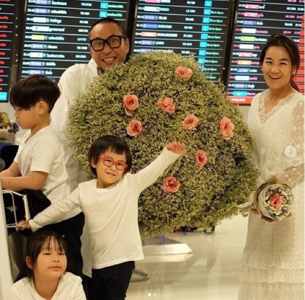 ชาวเน็ตแห่คอมเมนต์สนั่น !! "เปิ้ล นาคร" เผยอาการป่วยภรรยา "จูน กษมา" หลังทรุดหนัก! ชักกะตุกกะทันหัน (รายละเอียด)