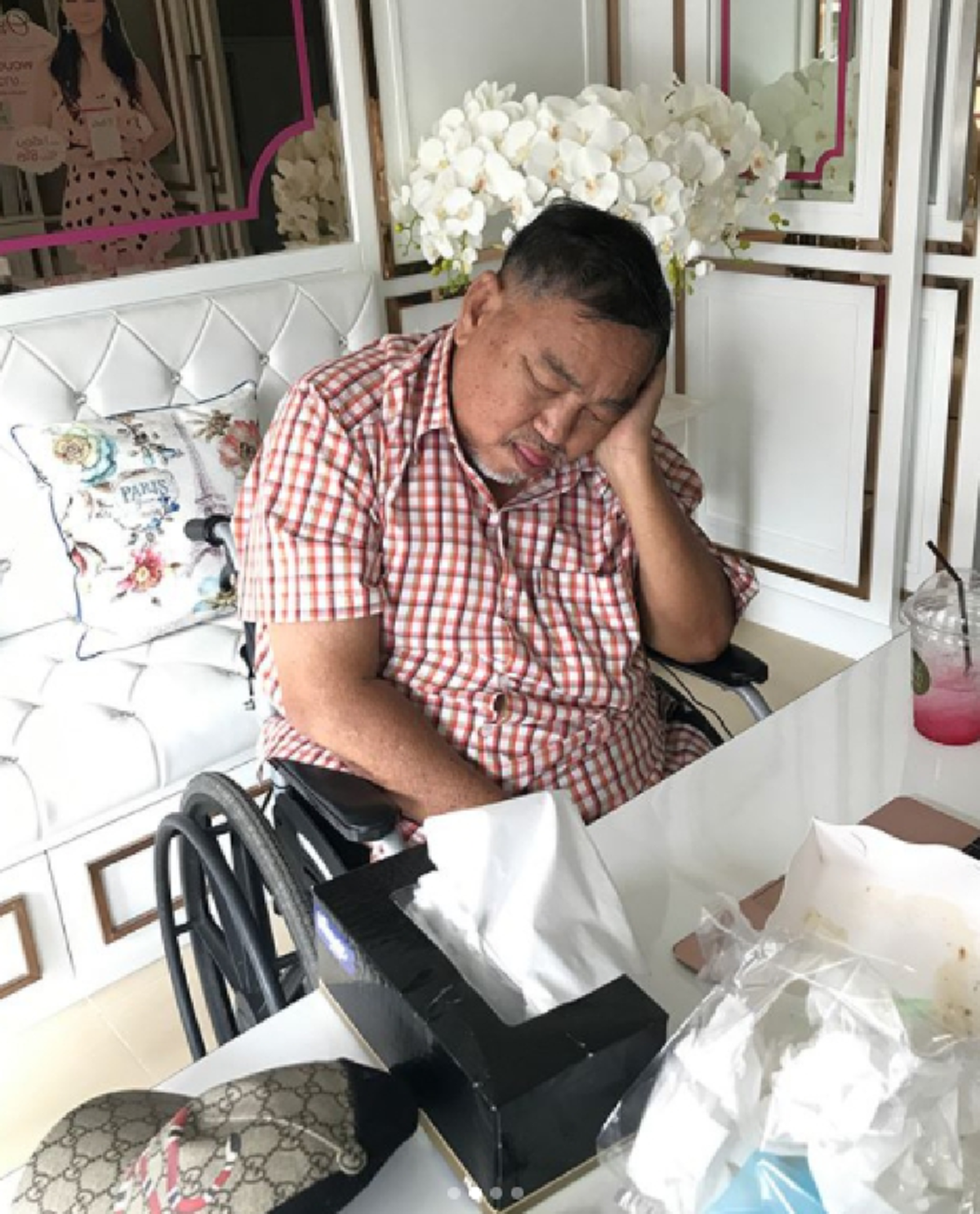 *ช็อกสนั่นว่อนเน็ต!!! คุณพ่ออดีตดาราสาว "ปูเป้ อรหทัย" เสียชีวิตแล้ว หลังป่วยหนัก "เบาหวาน-อัมพฤกษ์ " ต้องฟองไตนานหลายปี!!! (ชมคลิป)