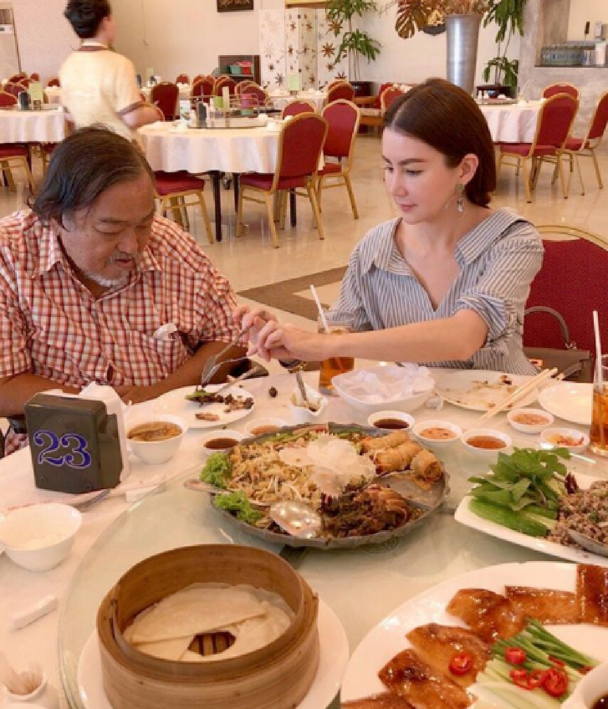*ช็อกสนั่นว่อนเน็ต!!! คุณพ่ออดีตดาราสาว "ปูเป้ อรหทัย" เสียชีวิตแล้ว หลังป่วยหนัก "เบาหวาน-อัมพฤกษ์ " ต้องฟองไตนานหลายปี!!! (ชมคลิป)