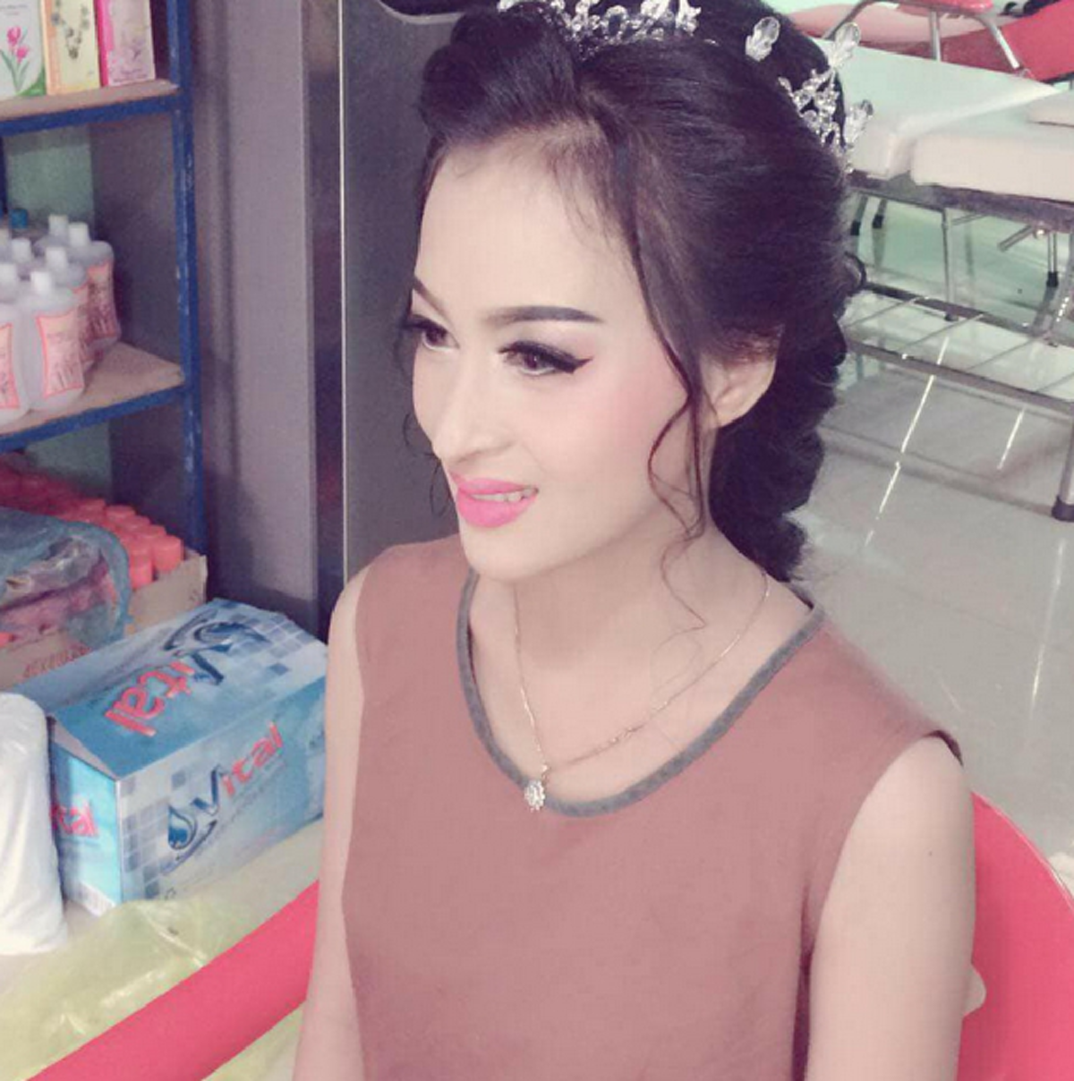 นี่แฟนหรือพ่อ!!! แชร์สนั่น "ครูสาวสวย" ตัดสินใจแต่งงานกับ "คนขับรถวัย 60 ปี" ลั่นแค่อยากดูแลกัน ทำเอาชาวเน็ตซึ้งน้ำตาไหล (มีภาพ)