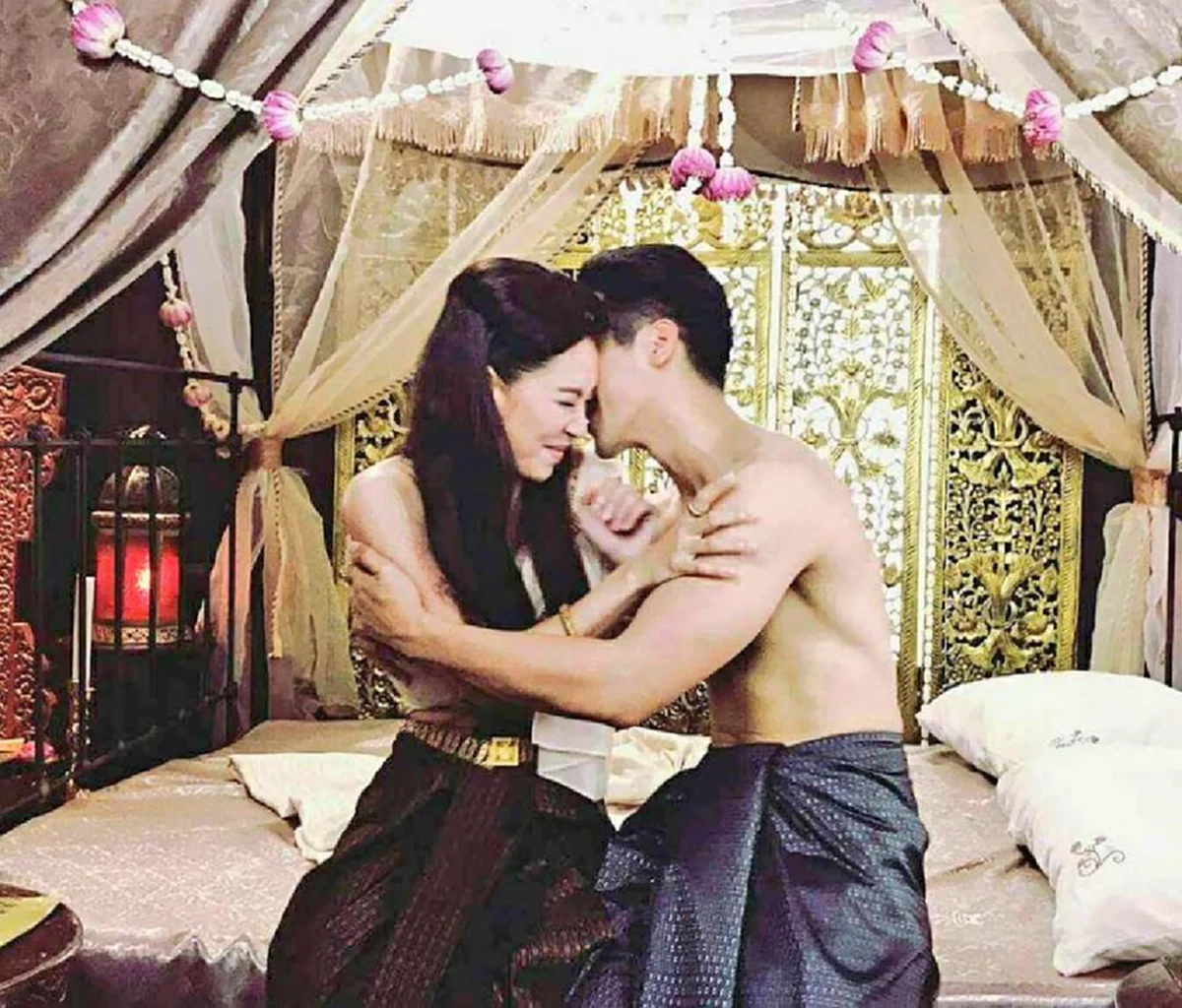 ฉากนี้ที่รอคอย !! บุพเพสันนิวาสคืนนี้ เปิดเผยช่วง "เสพสังวาส" ขณะ"โล้สำเภา" บอกเลย"พี่ขุน"หื่นไม่เบา ฟินจิกหมอนขาด !! (ชมภาพ)