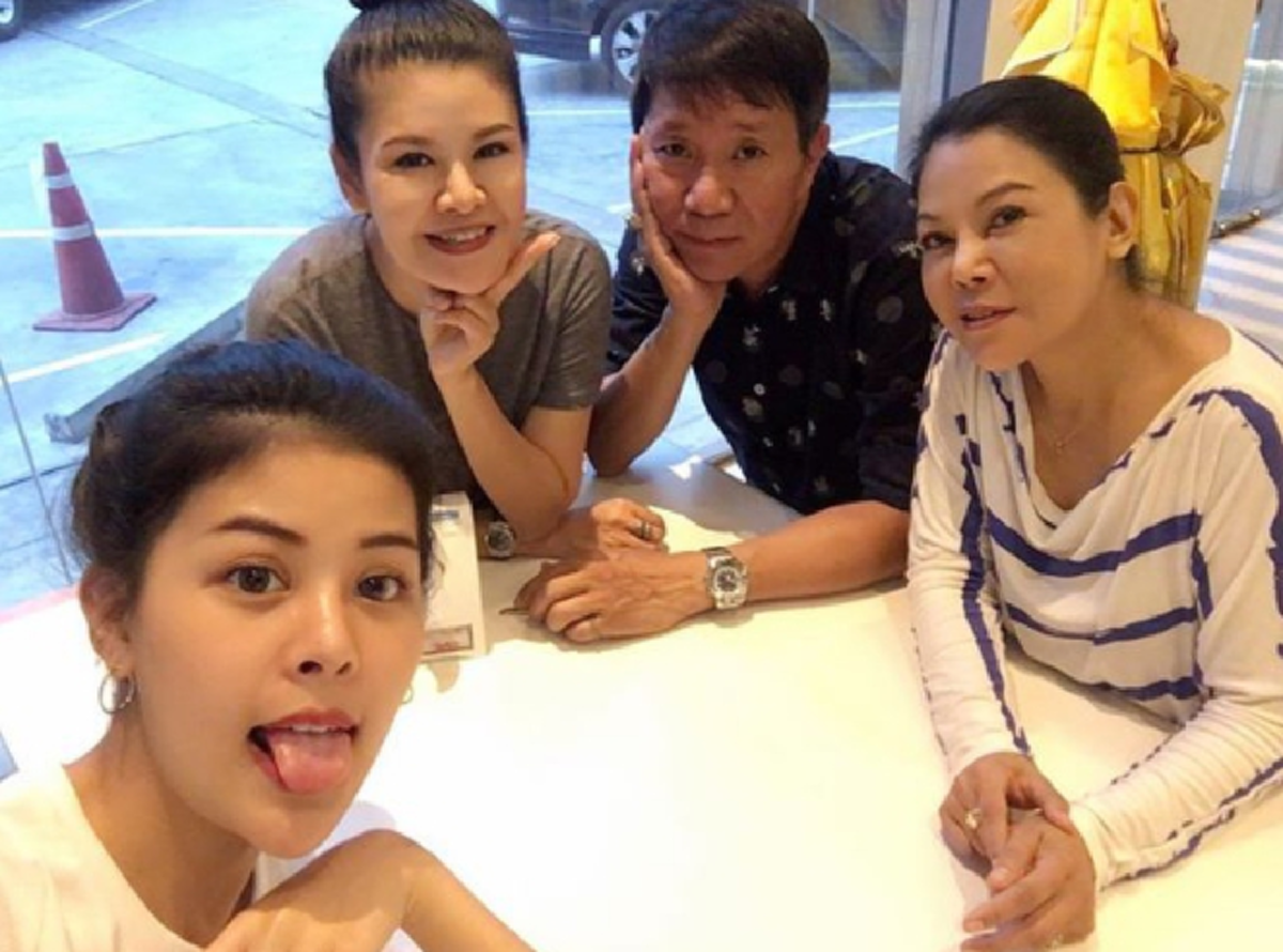 หลายคนไม่เคยเห็น!!! เผยโฉมหน้าลูกสาวนักร้องลูกทุ่งชื่อดัง "บุญโทน คนหนุ่ม" มีดีกรีระดับนักร้องลูกทุ่งชื่อดังตามรอยพ่อแถมสวยอีกต่างหาก (คลิป)