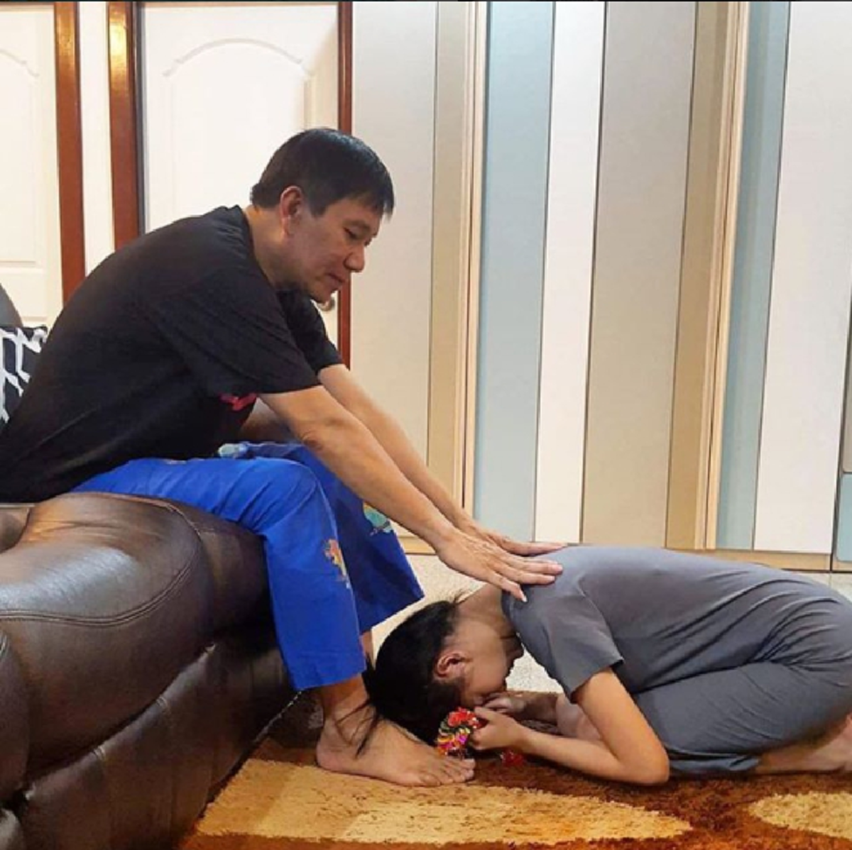 หลายคนไม่เคยเห็น!!! เผยโฉมหน้าลูกสาวนักร้องลูกทุ่งชื่อดัง "บุญโทน คนหนุ่ม" มีดีกรีระดับนักร้องลูกทุ่งชื่อดังตามรอยพ่อแถมสวยอีกต่างหาก (คลิป)