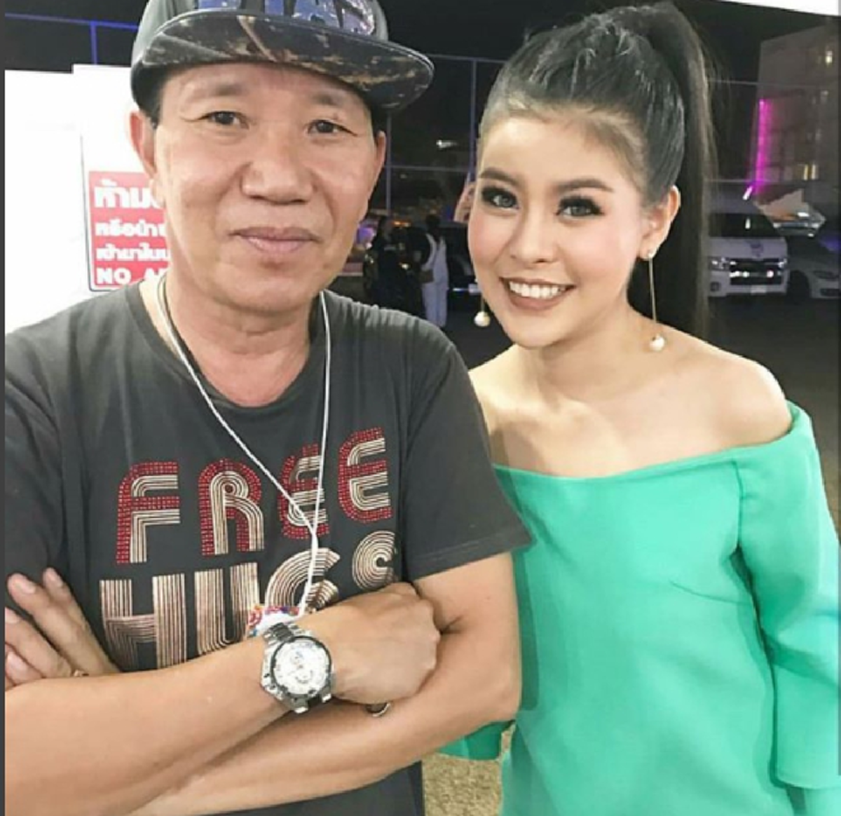 หลายคนไม่เคยเห็น!!! เผยโฉมหน้าลูกสาวนักร้องลูกทุ่งชื่อดัง "บุญโทน คนหนุ่ม" มีดีกรีระดับนักร้องลูกทุ่งชื่อดังตามรอยพ่อแถมสวยอีกต่างหาก (คลิป)