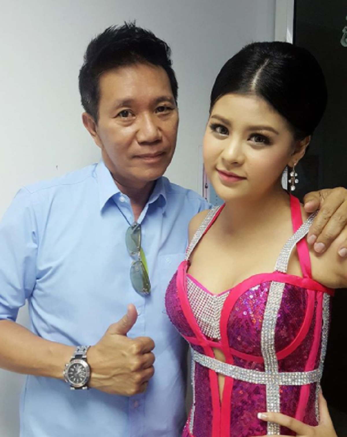 หลายคนไม่เคยเห็น!!! เผยโฉมหน้าลูกสาวนักร้องลูกทุ่งชื่อดัง "บุญโทน คนหนุ่ม" มีดีกรีระดับนักร้องลูกทุ่งชื่อดังตามรอยพ่อแถมสวยอีกต่างหาก (คลิป)