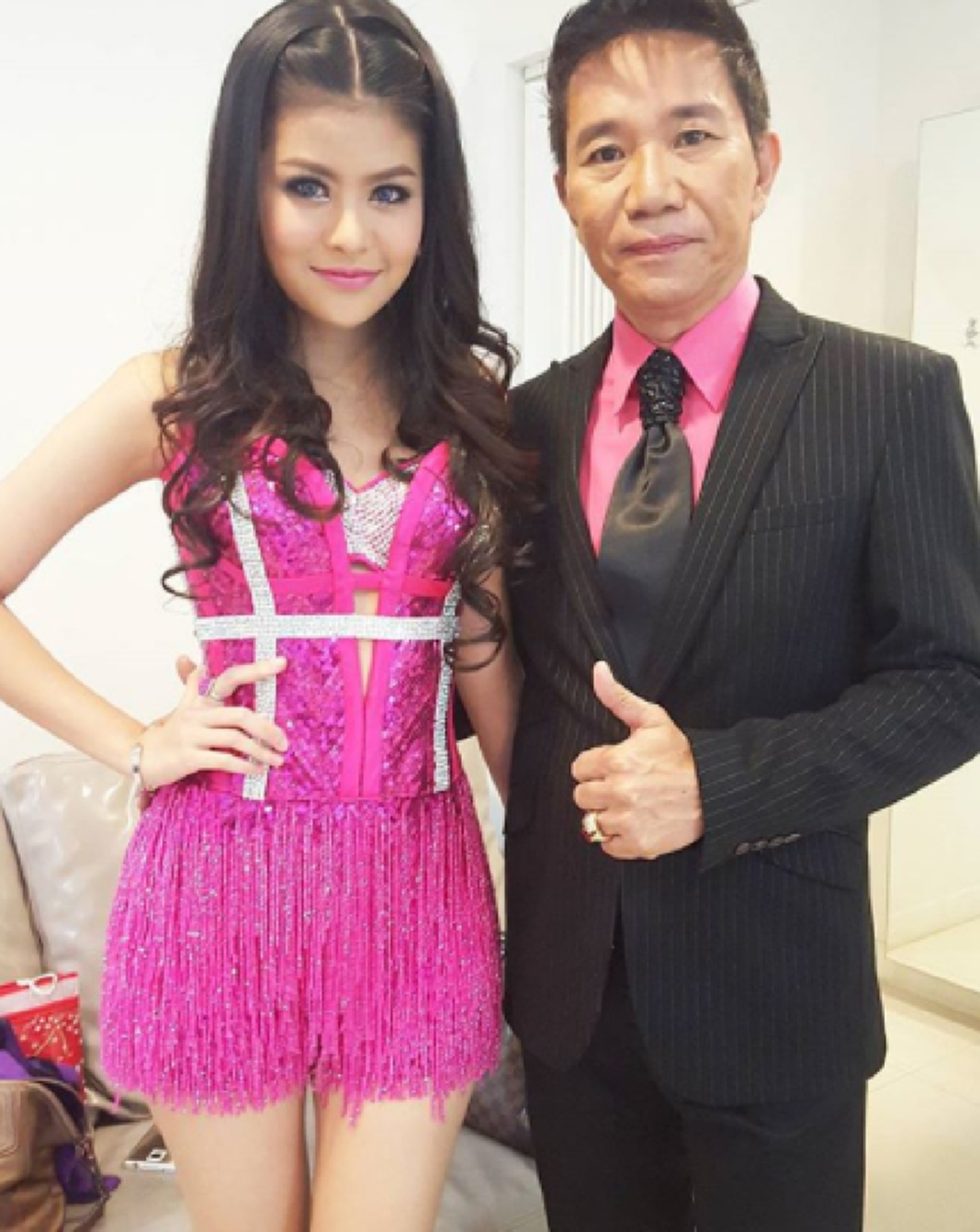 หลายคนไม่เคยเห็น!!! เผยโฉมหน้าลูกสาวนักร้องลูกทุ่งชื่อดัง "บุญโทน คนหนุ่ม" มีดีกรีระดับนักร้องลูกทุ่งชื่อดังตามรอยพ่อแถมสวยอีกต่างหาก (คลิป)