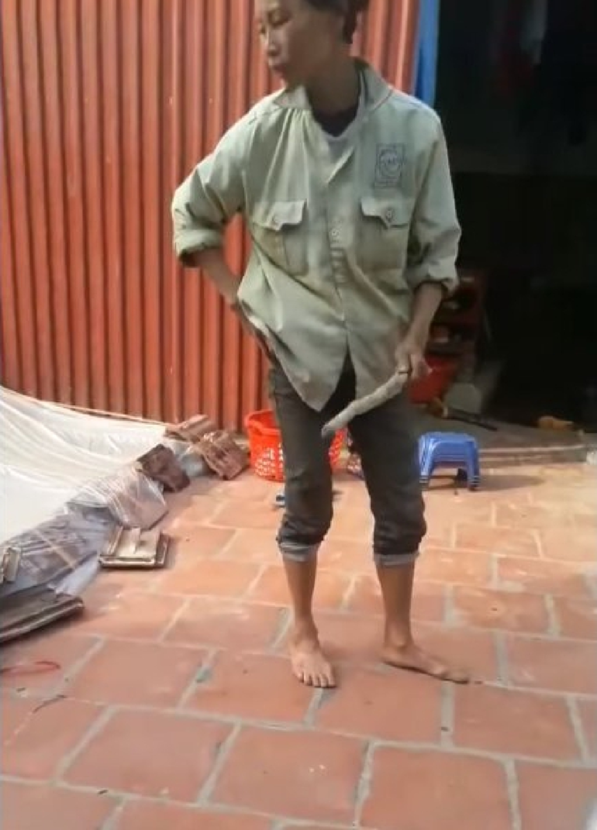 ลูกทรพี !! "แม่"ทำงานอย่างหนัก โดนคนมาทวงหนี้ ก่อนรู้ว่า"ลูกชายตัวดี"วัย 15 ไปกู้เงินนอกระบบมาฉลองวันเกิดให้"แฟนสาว" !! (ชมคลิป)