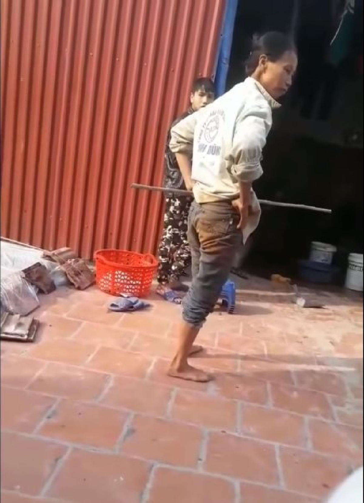 ลูกทรพี !! "แม่"ทำงานอย่างหนัก โดนคนมาทวงหนี้ ก่อนรู้ว่า"ลูกชายตัวดี"วัย 15 ไปกู้เงินนอกระบบมาฉลองวันเกิดให้"แฟนสาว" !! (ชมคลิป)